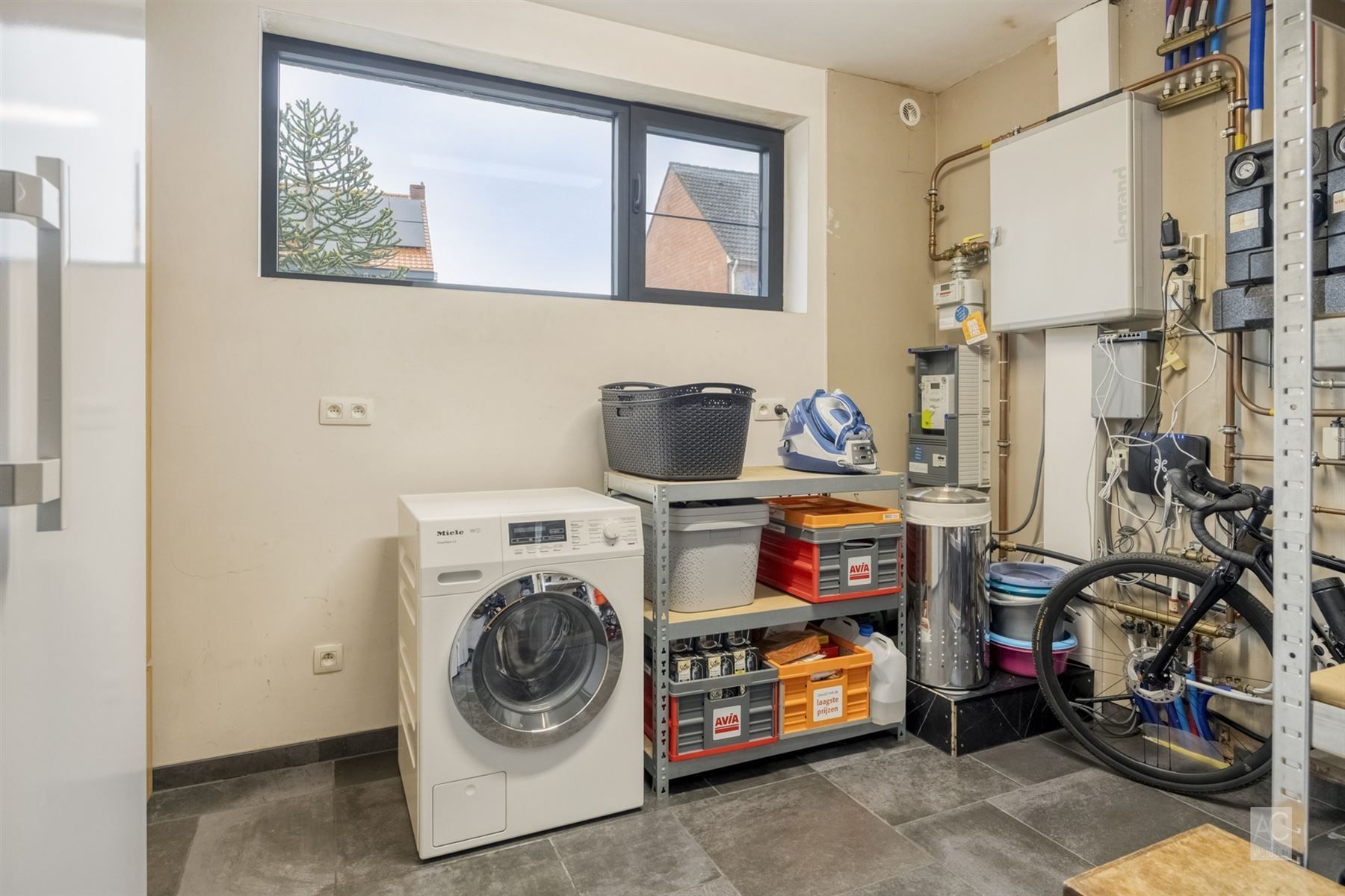 Recente halfopen bebouwing met 3 slaapkamers en garage foto 8