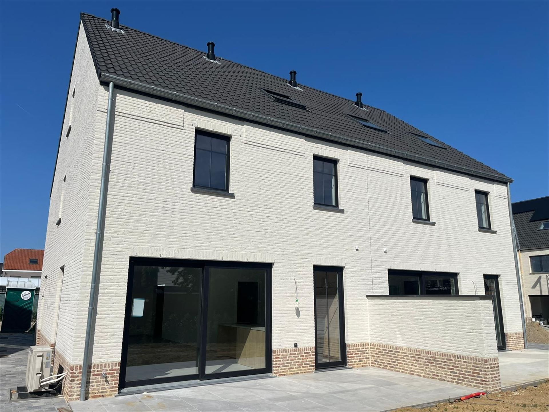 Prachtige nieuwbouw 3-gevel op rustige locatie foto 2