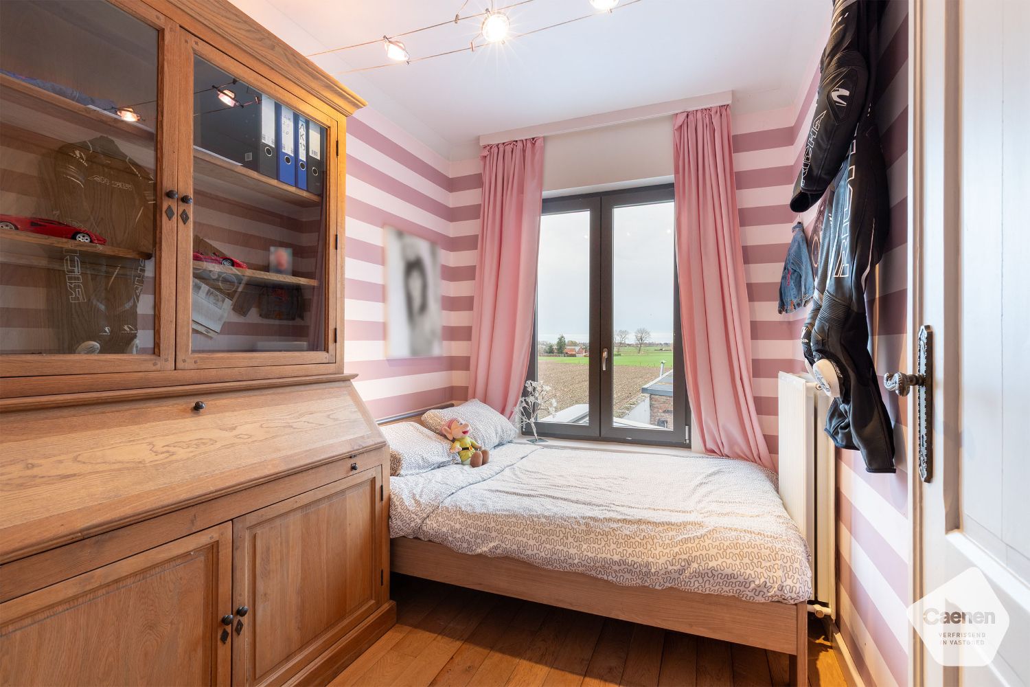 LEUKE HEDENDAAGSE WONING met 3 slaapkamers en een LOODS met oprit foto 12