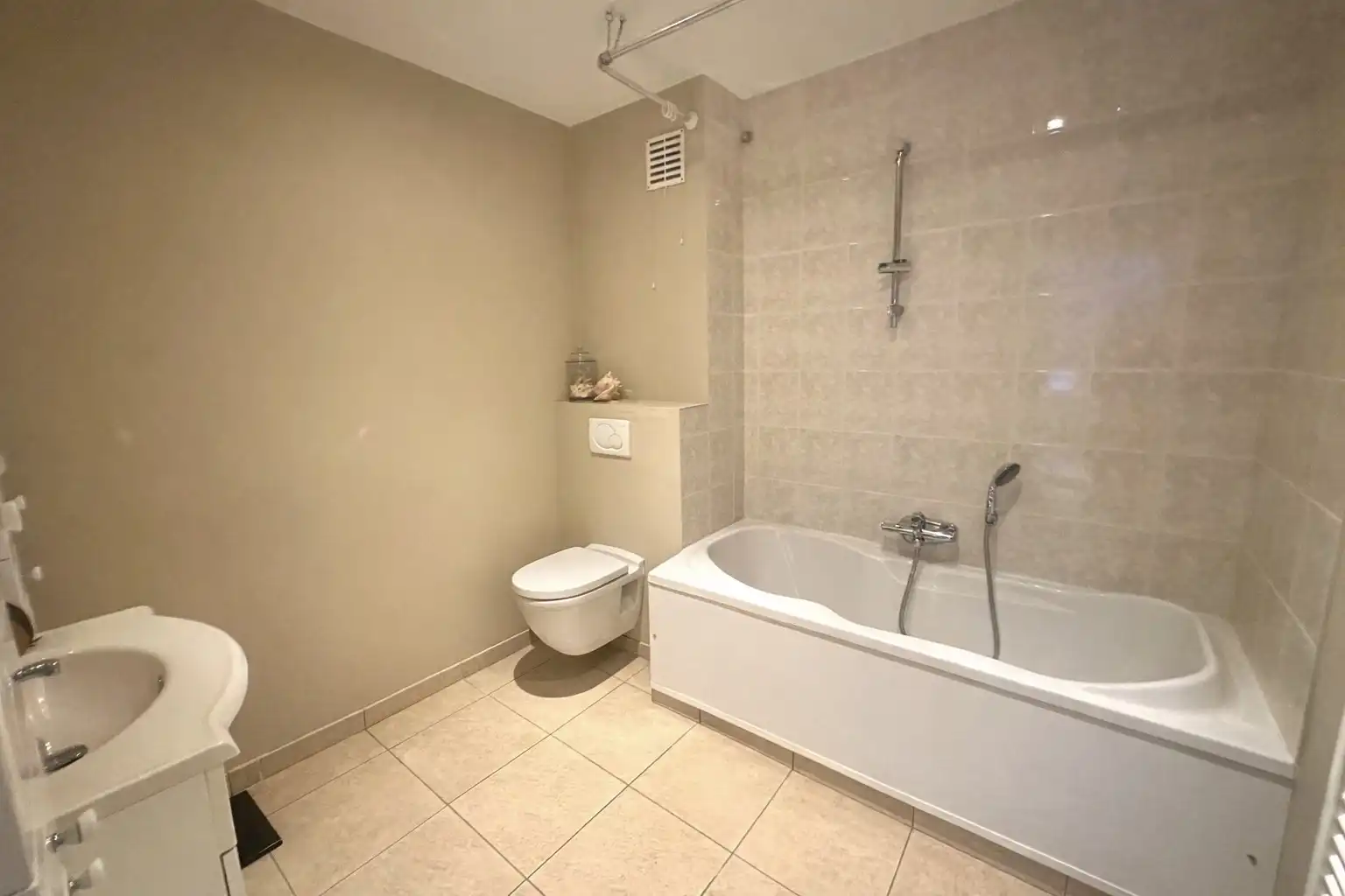 Zeer ruim (167m²) app.1°verd. gelegen in het stadscentrum. foto 6