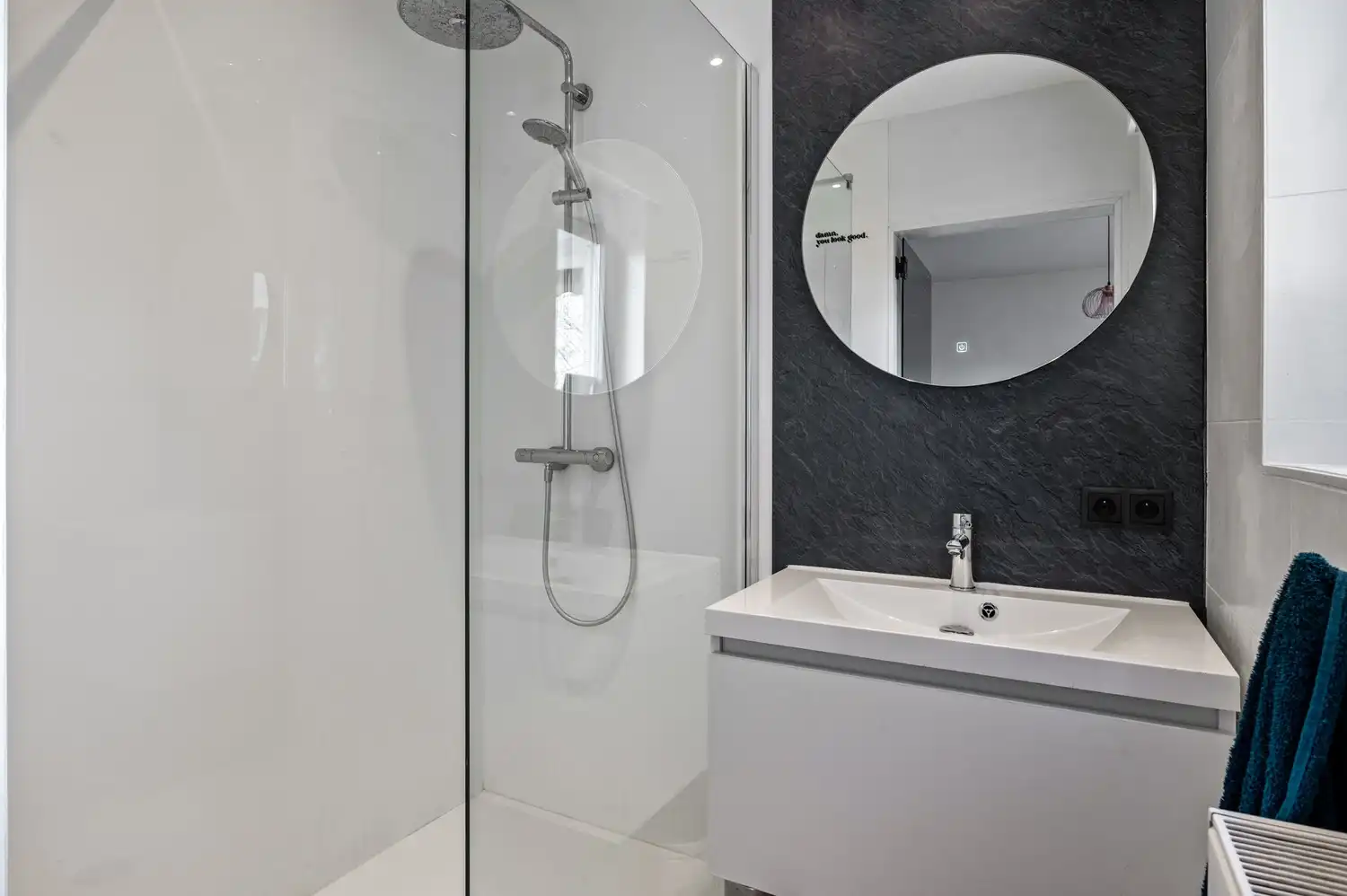 Charmant 2-slaapkamerappartement met terras in een rustige straat te Deurne foto 13