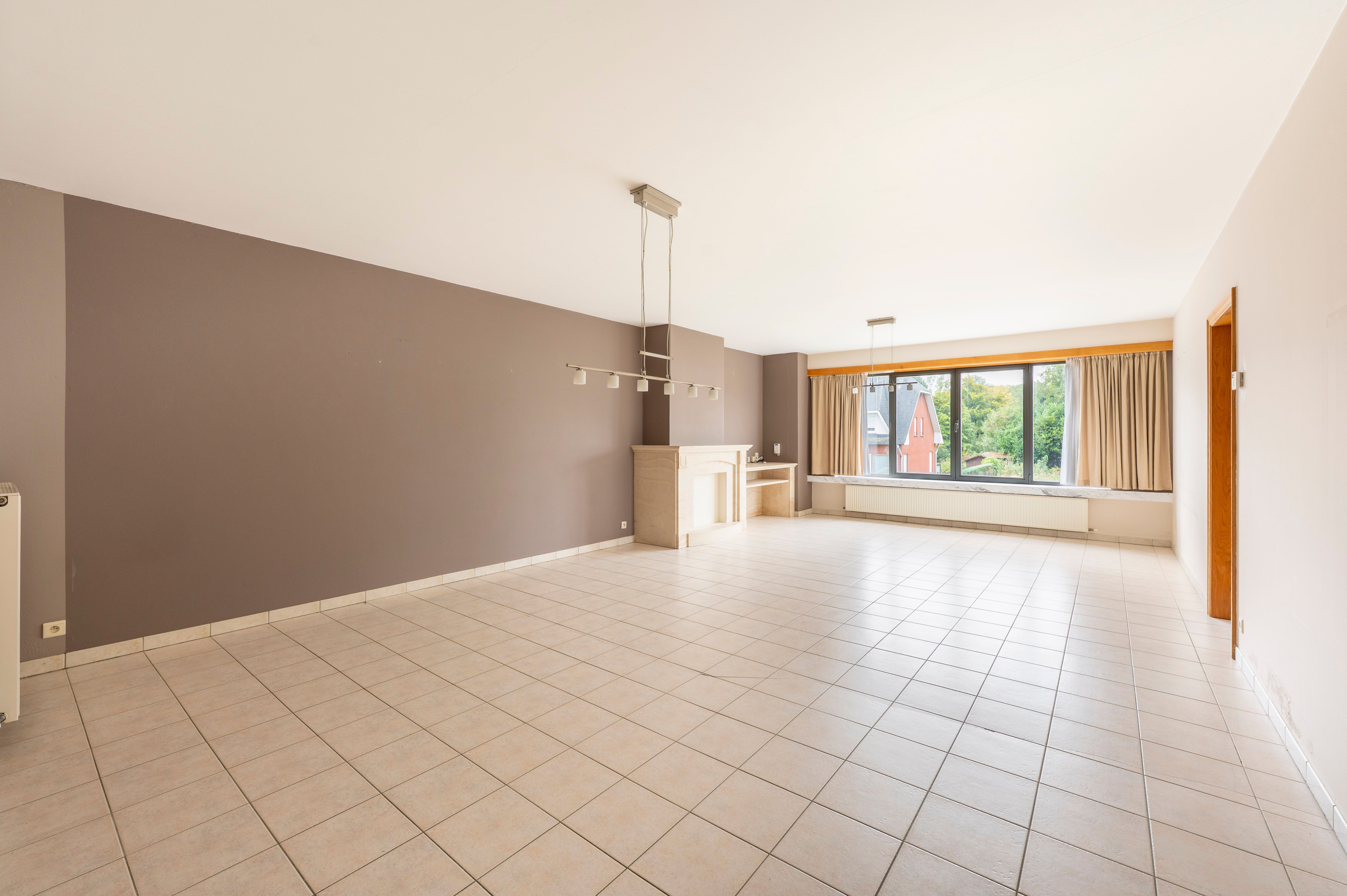 Ruim appartement met 2 slaapkamers, terras én garage in hartje Wommelgem! foto {{pictureIndex}}