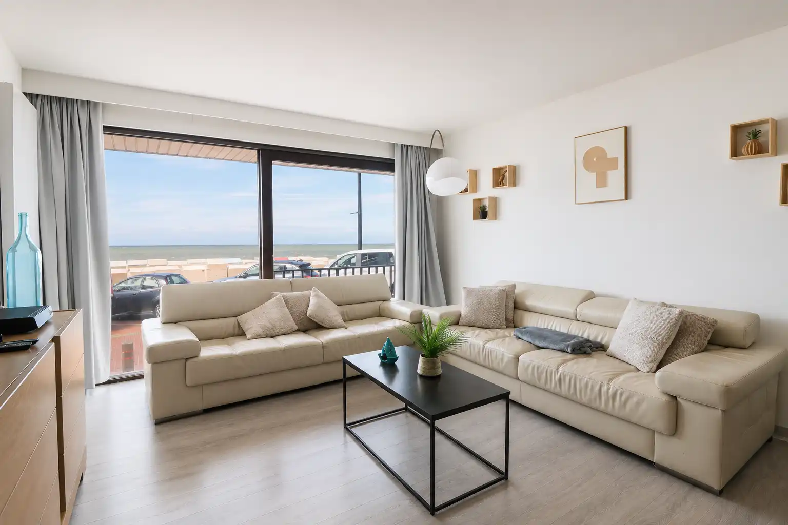 Volledig gerenoveerd 2-slaapkamerappartement met frontaal zeezicht. foto 9