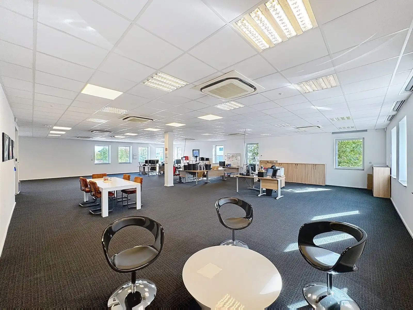 Instapklare KANTOORRUIMTEN (436m²) voorzien van alle comfort (databekabeling, airco,...) en private parkeergelegenheid. Vlot bereikbaar via Expresweg van Brugge! foto 3