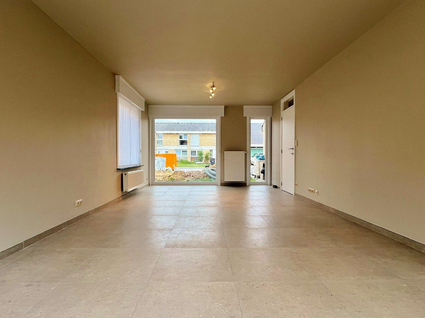Volledig vernieuwde halfopen woning met garage, 4 slaapkamers en tuin foto 4