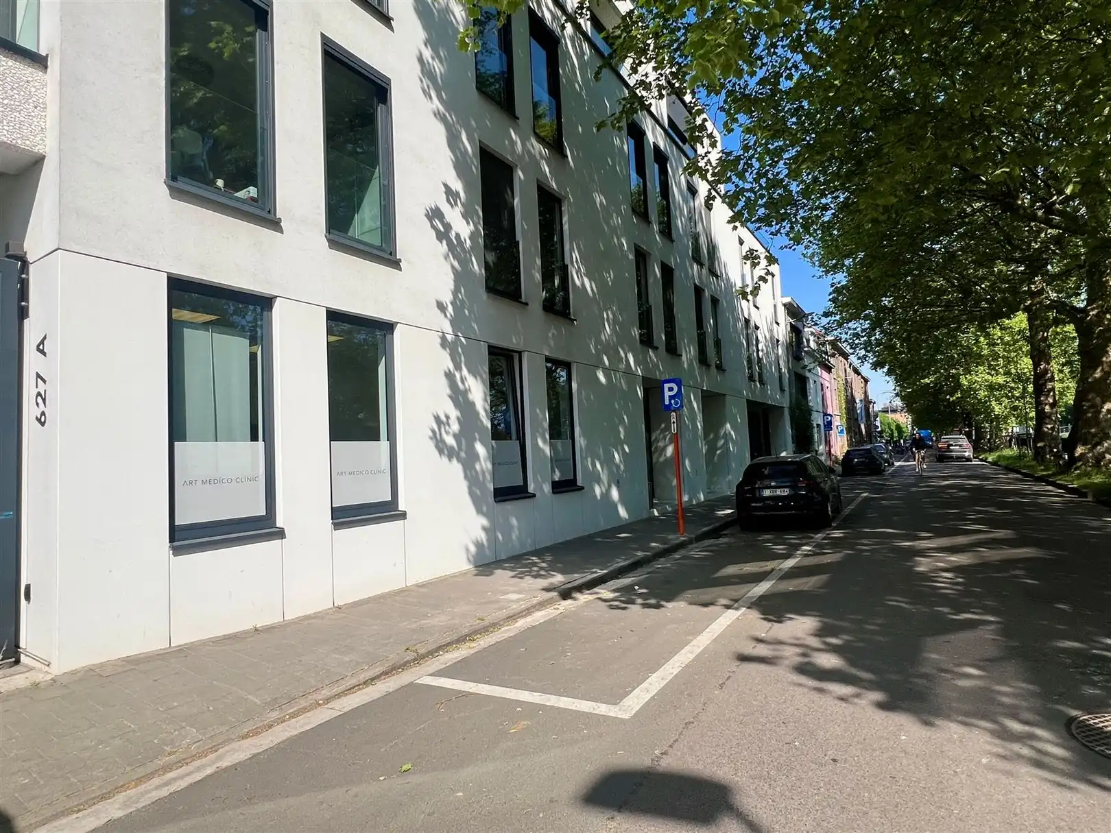 Modern gelijkvloerskantoor-/praktijkruimte te huur langs de Coupure foto {{pictureIndex}}