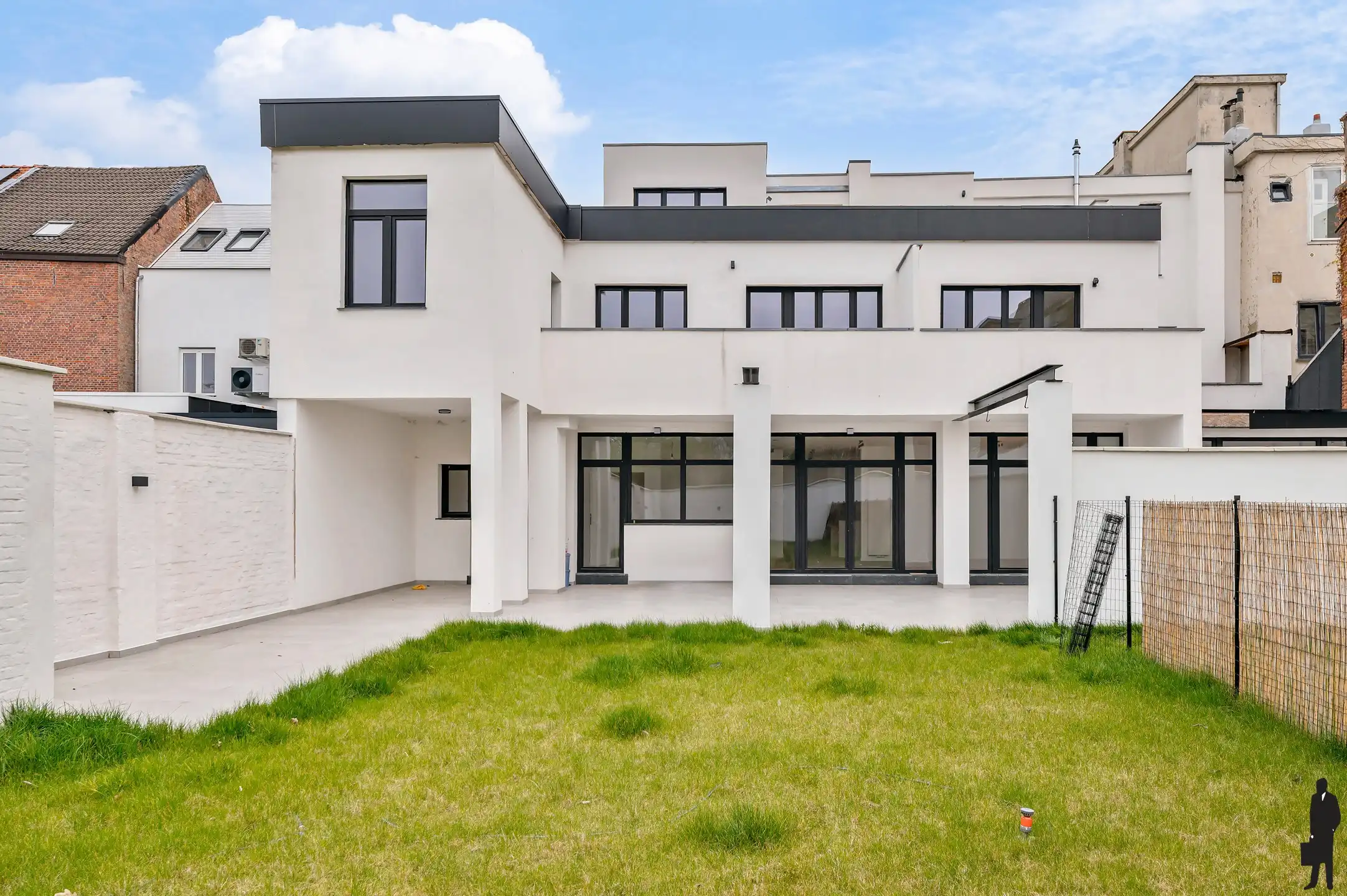 Prachtig gerenoveerd appartement met 2 slaapkamers en ruime tuin van 263 m² nabij het centrum van Mechelen. foto {{pictureIndex}}