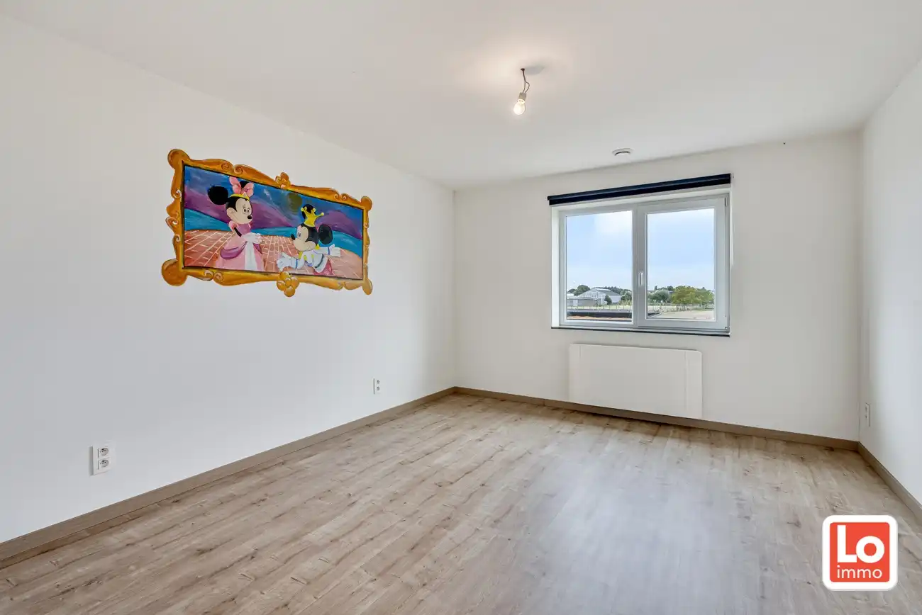 VERKOCHT! Moderne en instapklare halfopen woning met afzonderlijke garage in Lochristi! foto 11