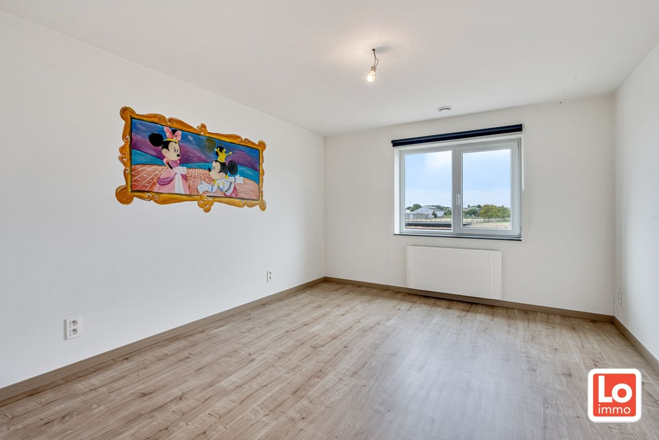 Moderne en instapklare halfopen woning met afzonderlijke garage in Lochristi! foto 11