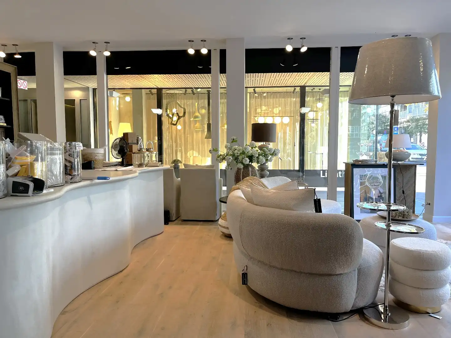 Groot verhuurd handelspand Dumortierlaan 35 te koop  foto {{pictureIndex}}