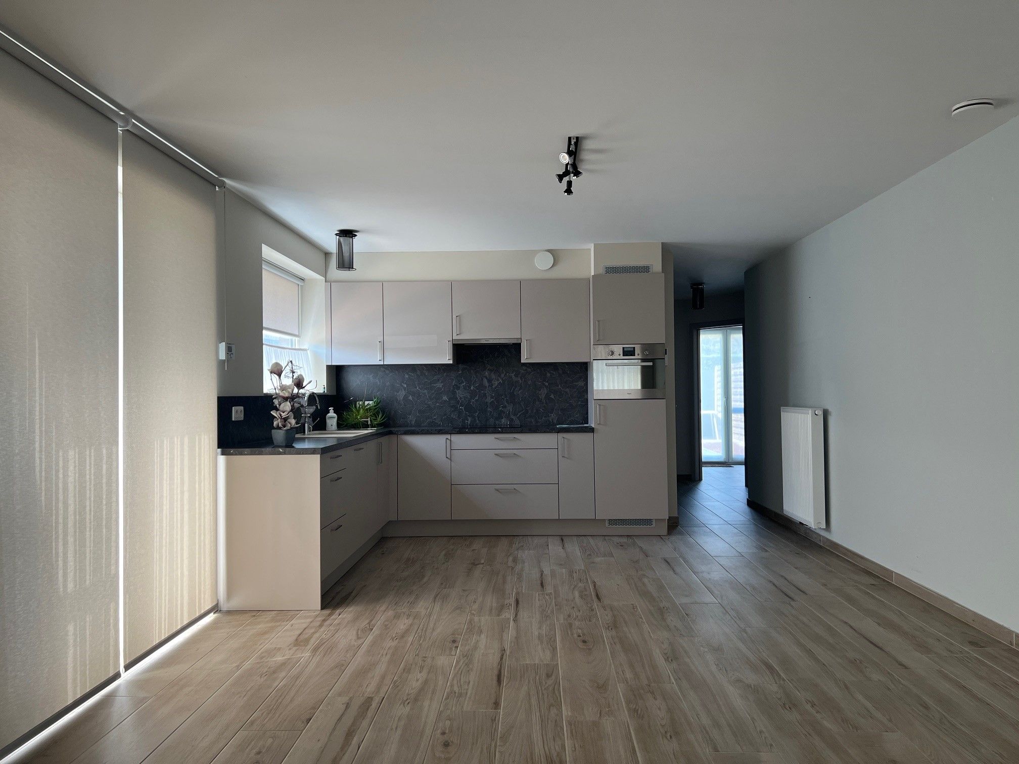 Instapklaar gelijkvloers appartement met 2 slaapkamers en tuin. foto 3
