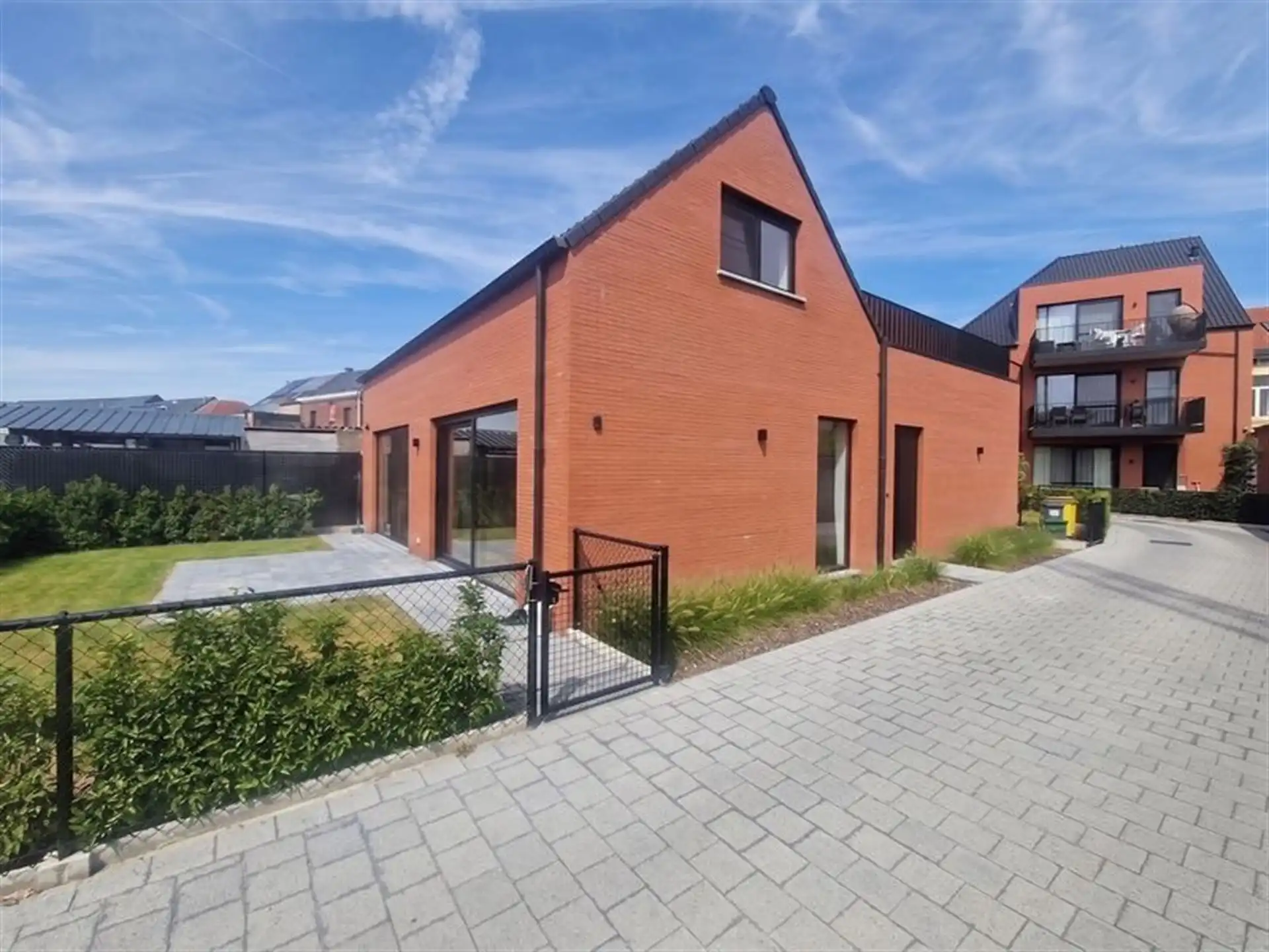 Gelijkvloers duplex appartement 132m², 2 slpk, terras + tuin 100m², garagebox foto {{pictureIndex}}