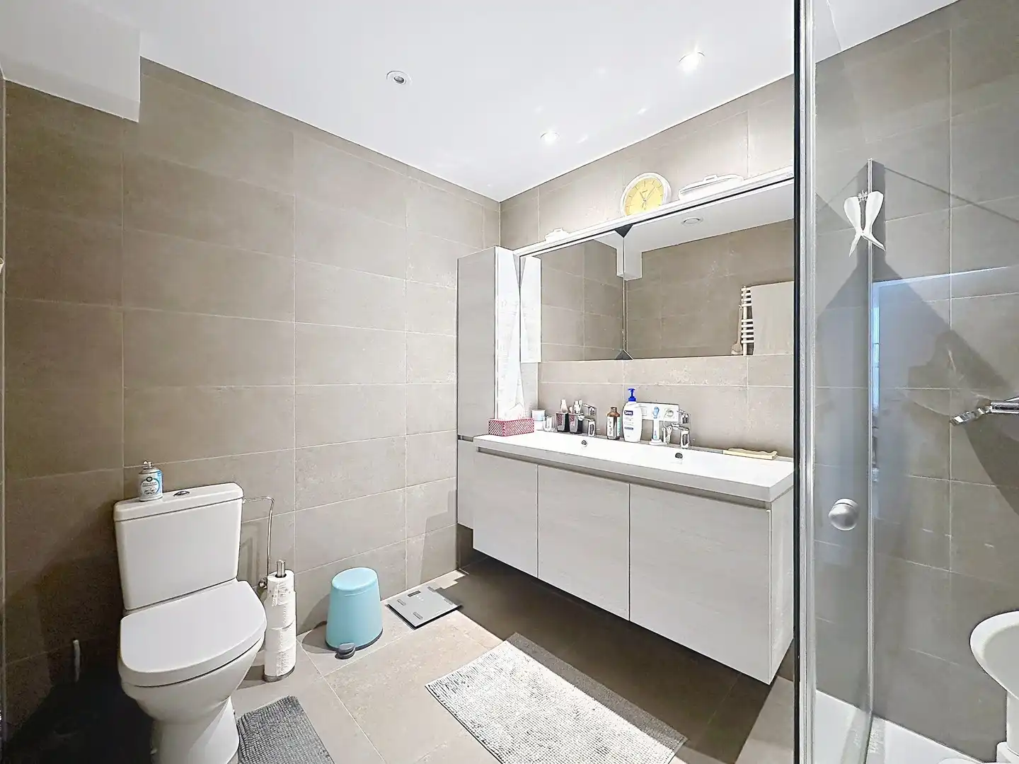 Volledig gerenoveerd en zeer ruim appartement met garage. foto 5