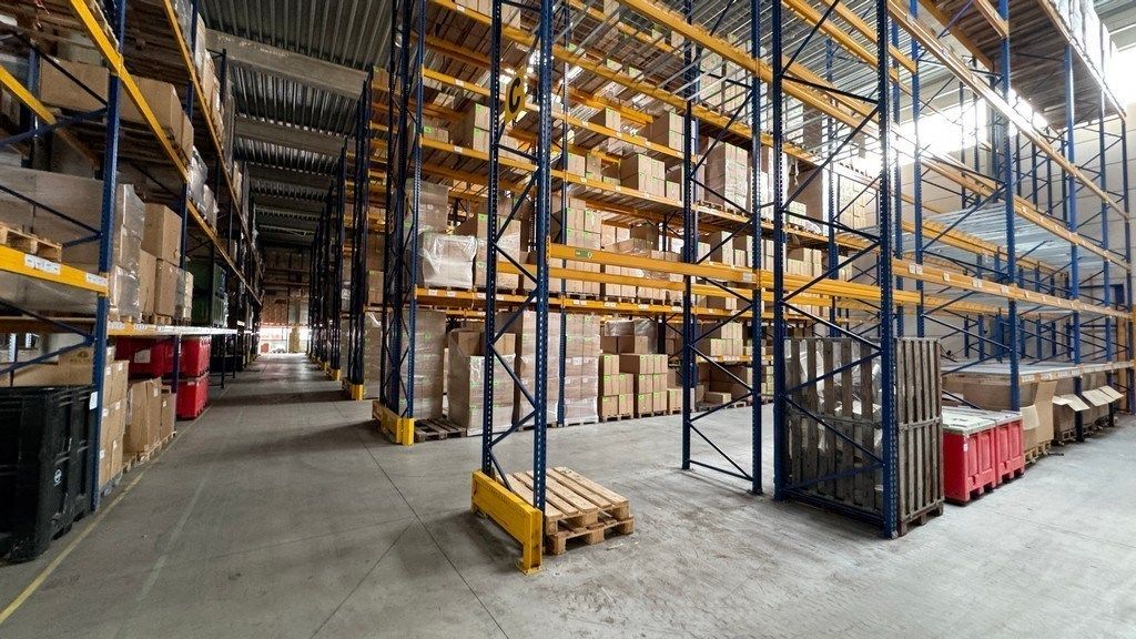 Magazijn met laadkades en kantoor te huur in Malle foto 3