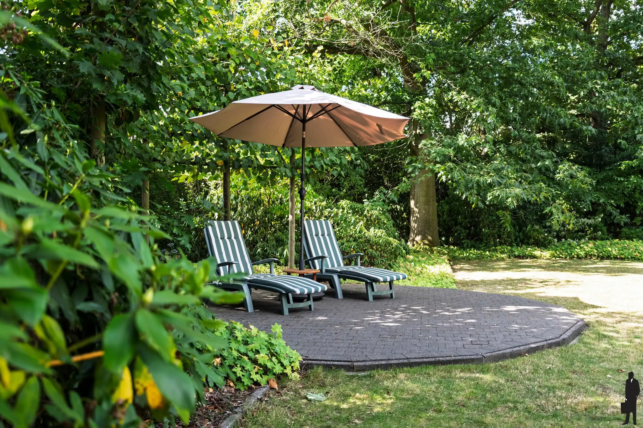 Ruime villa met aangelegde tuin foto 33