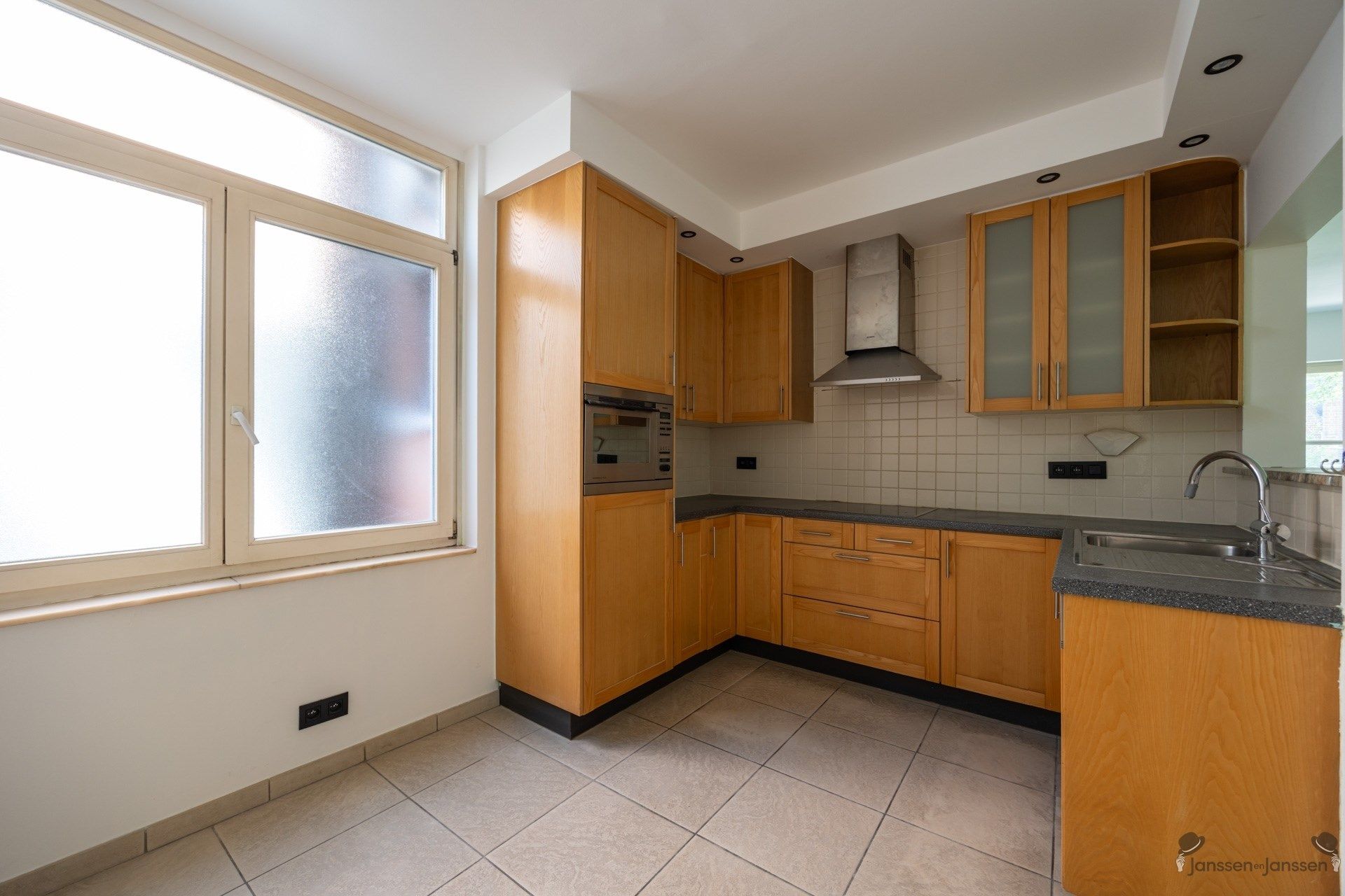 Ruim duplexappartement met twee slaapkamers te koop op het 2e verdiep in hartje Aarschot. foto 2