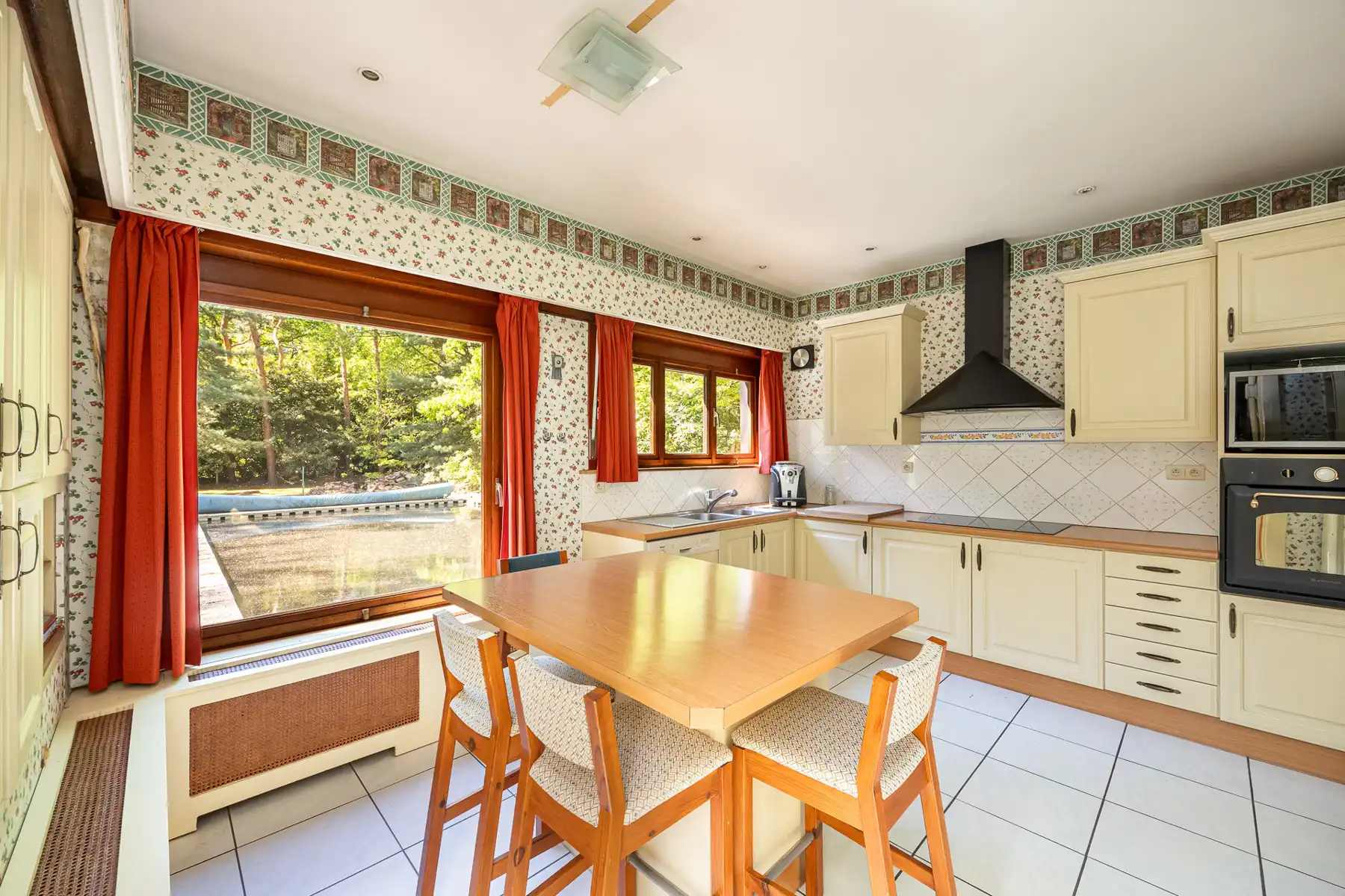 Unieke te renoveren villa op prachtig perceel foto 2