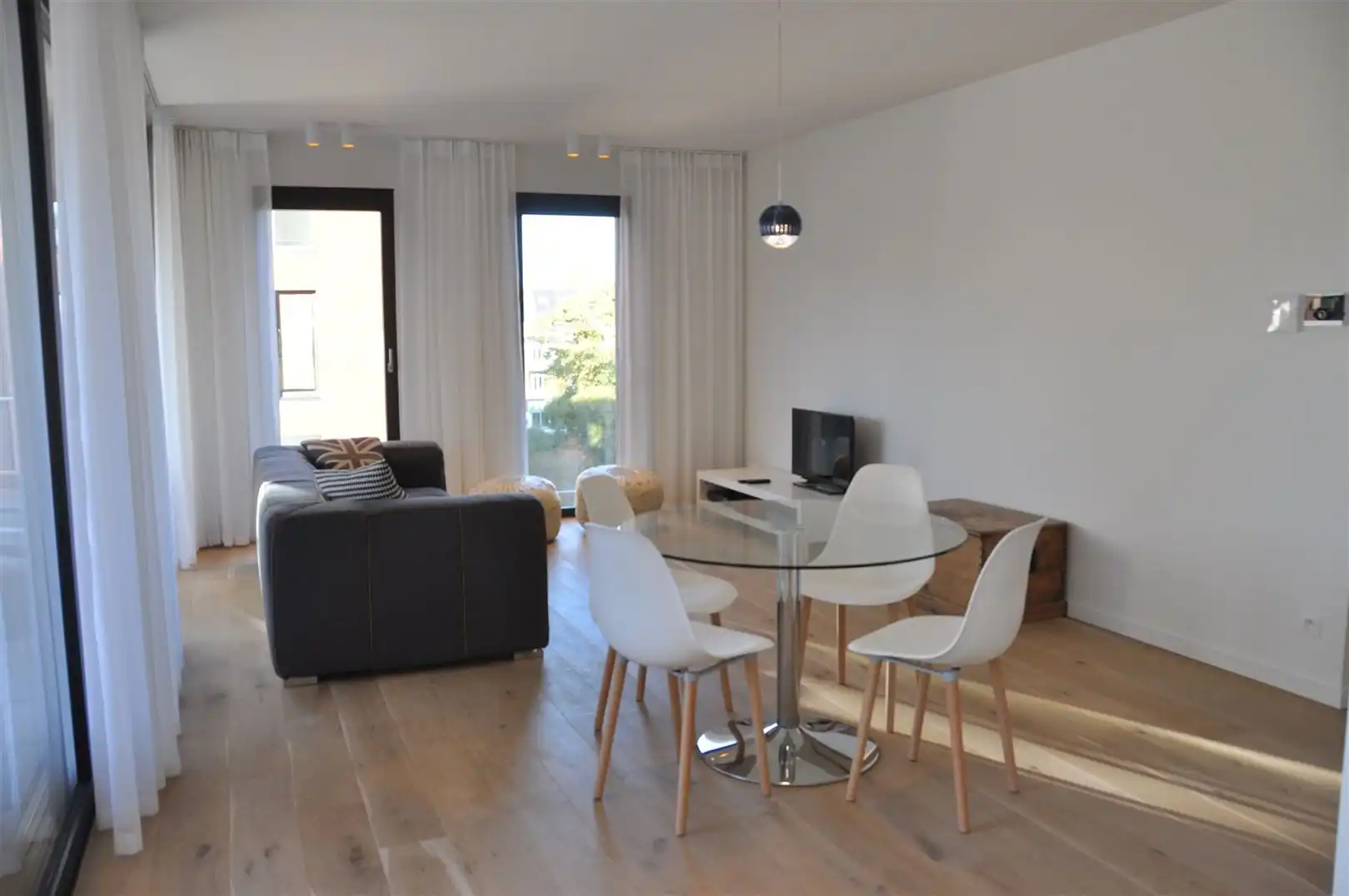 Gemeubeld 2-slaapkamerappartement met terras en parking! foto 6