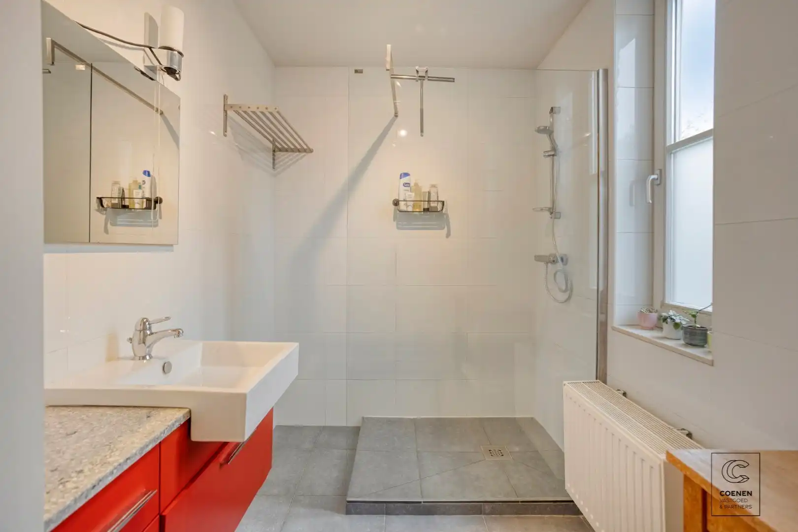 Prachtige woning met een bew. opp. van 302 m², 6 slpk, 3 bk en prachtige tuin met zwembad  foto 13
