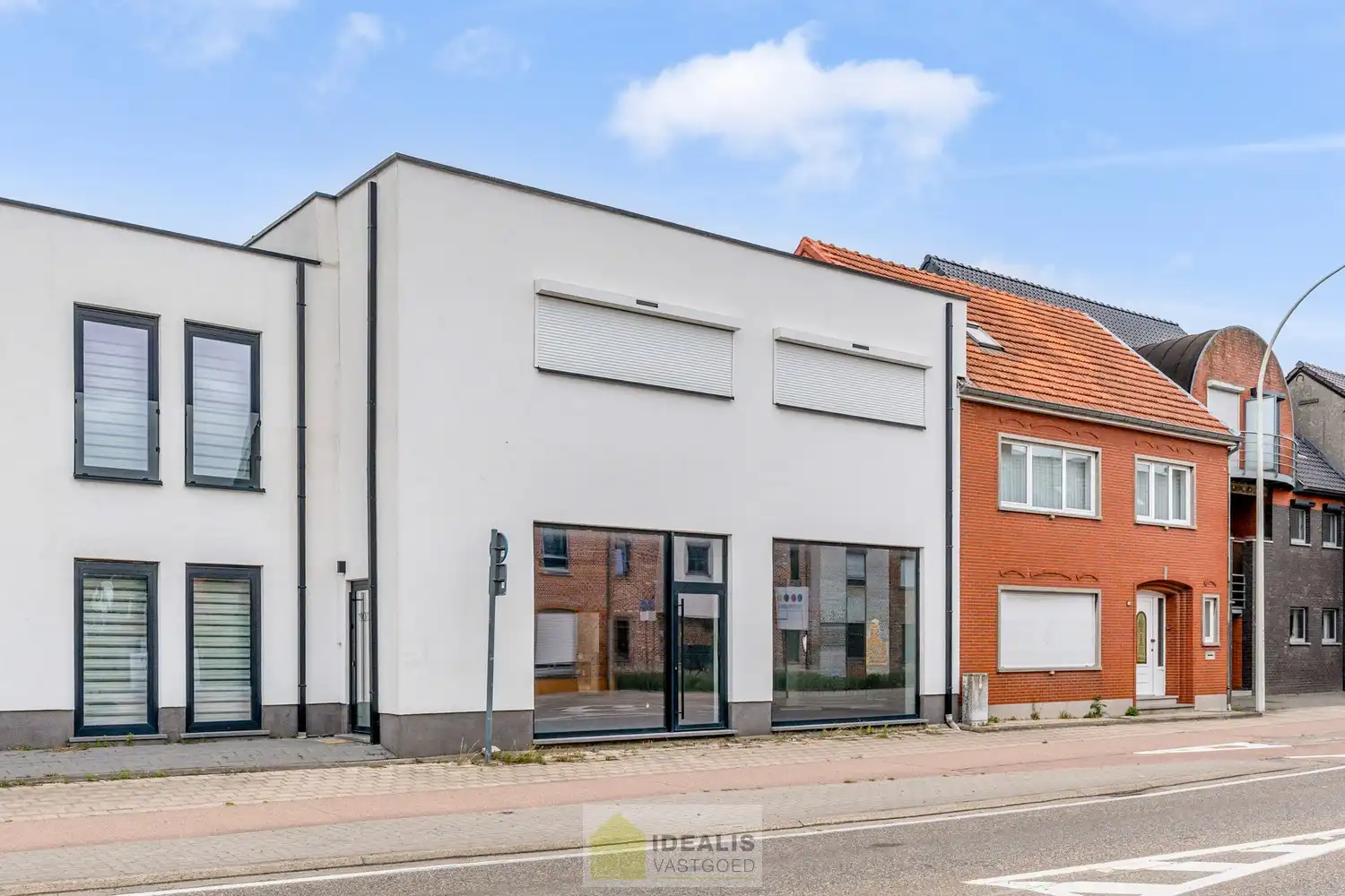 IDEALIS VASTGOED - HANDELSRUIMTE MET TAL VAN MOGELIJKHEDEN OP EEN TOPLOCATIE NABIJ HET CENTRUM VAN HEPPEN (LEOPOLDSBURG)! Dit handelspand van +- 90m² is gelegen langs de Diestersteenweg waardoor het een toplocatie is om handel te drijven met parkeergelegenheid achter het pand. Gemakkelijk te bereiken te voet, per auto én openbaar vervoer en gelegen op een absolute zichtlocatie langs een drukke doorgansweg en nog volledig naar eigen smaak af te werken en in te richten! foto 2