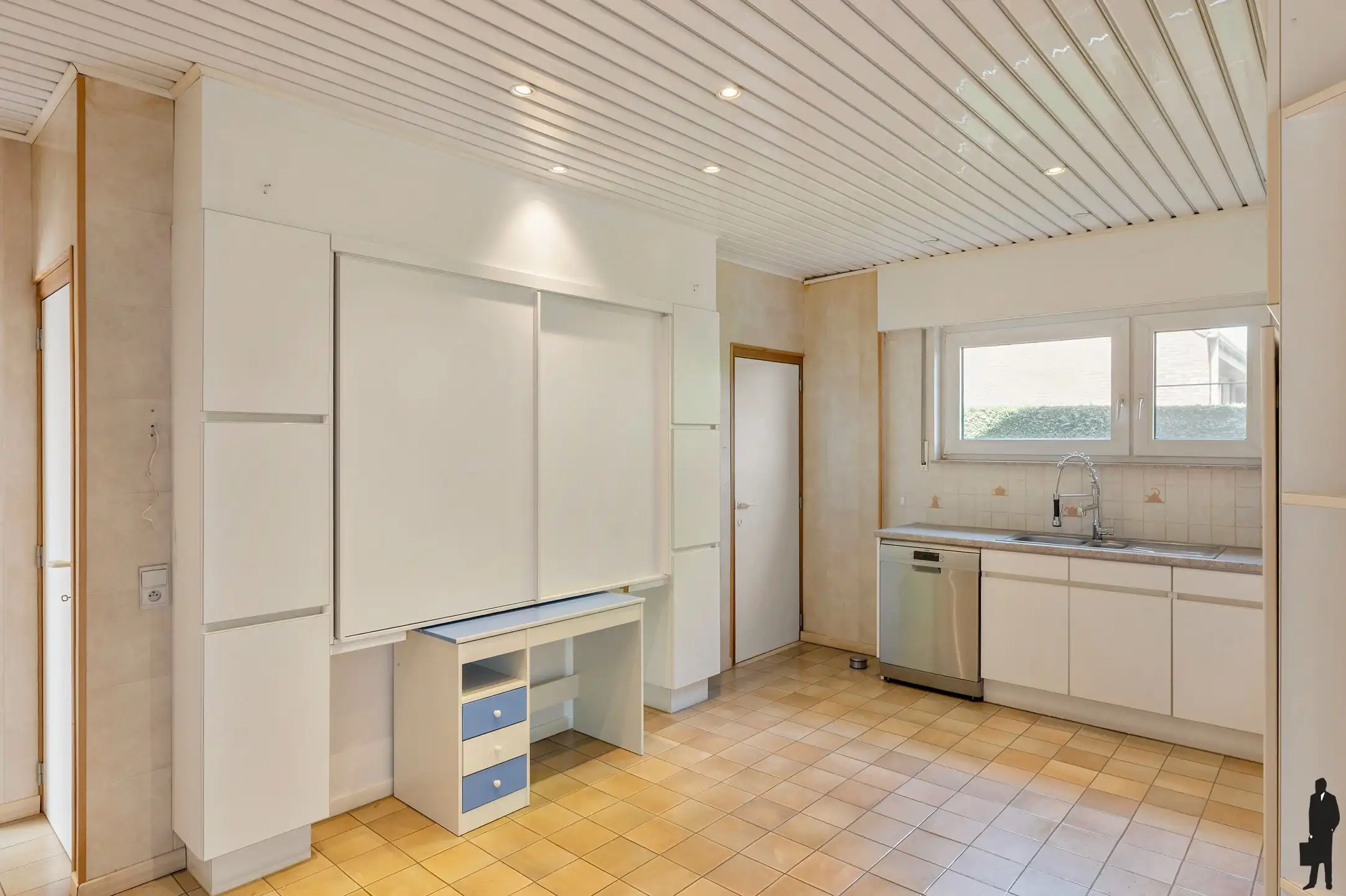 Rustig gelegen ruime gezinswoning met maar liefst 7 slaapkamers, meerdere garages en tal van praktische troeven. foto 10