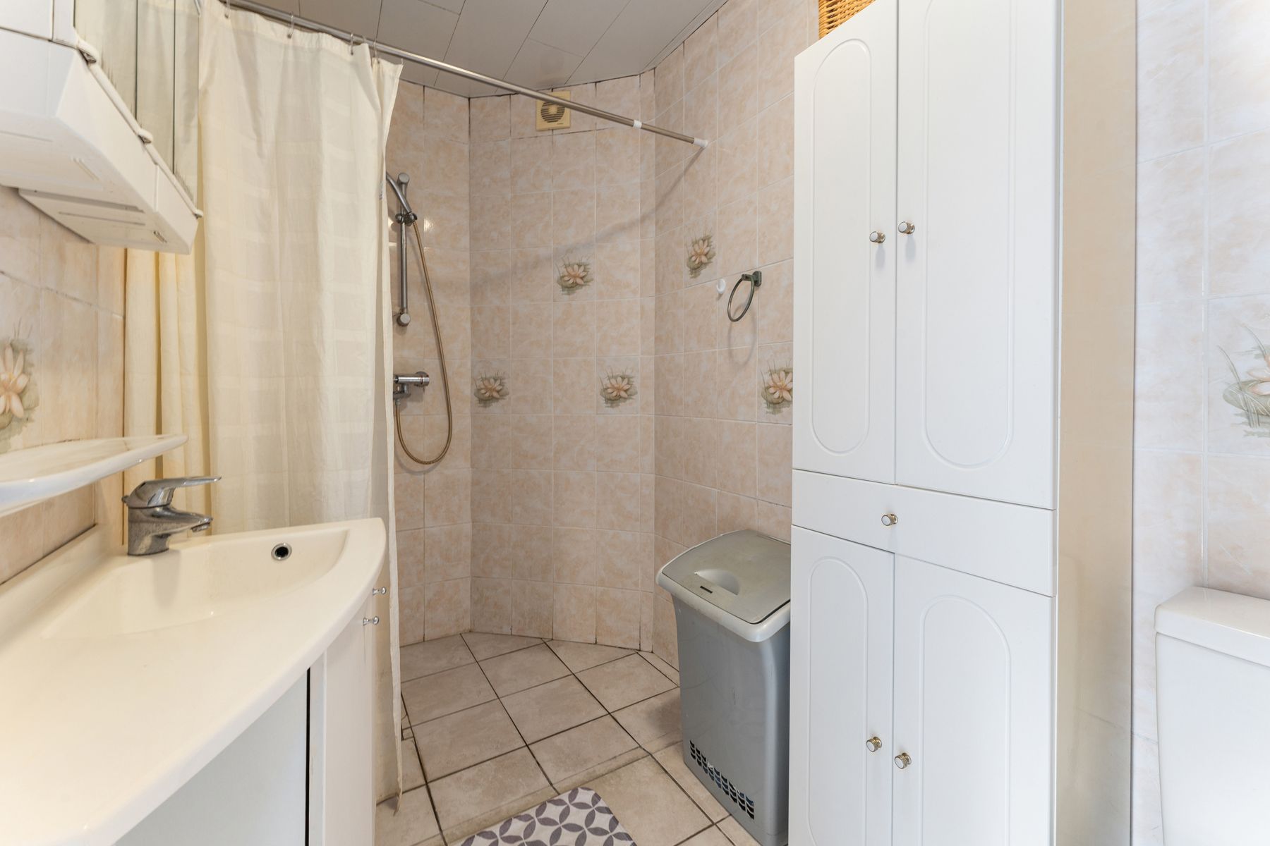 Vernieuwde woning,  gelegen te Roeselare met tuin en garage  foto 15