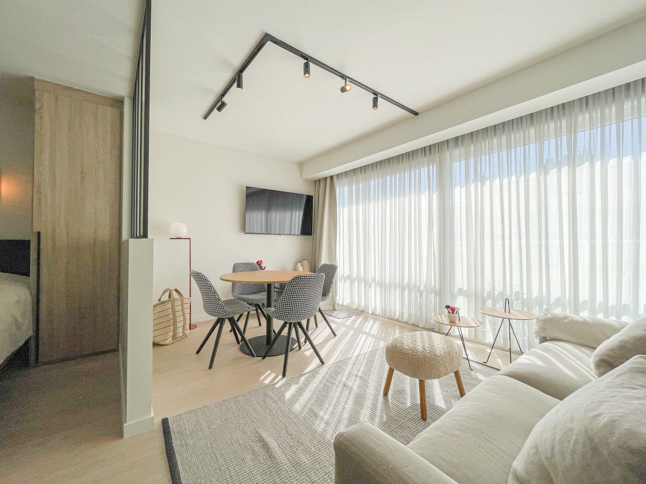 Recent tijdloos gerenoveerd appartement gelegen op de Kustlaan.  foto 2