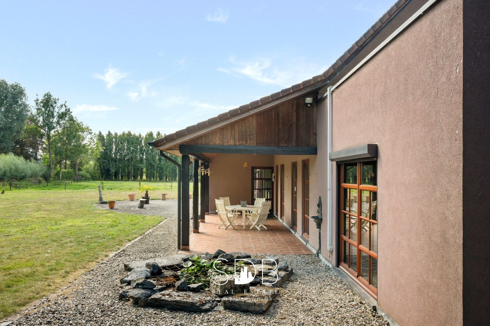 Hedendaagse villa met gezinstuin en graslanden op 7.496m² foto 34