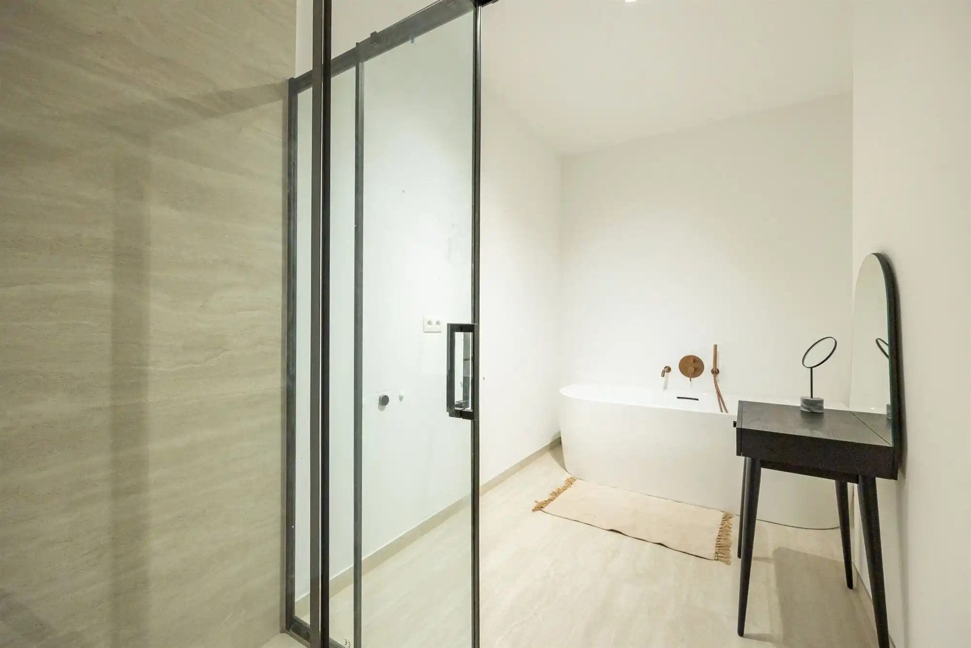 Nieuwbouwwoning met vier slaapkamers en tuin foto 17