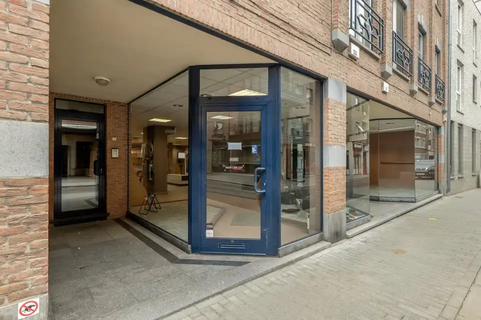 RUIM HANDELSPAND TE HUUR IN HET CENTRUM VAN SINT-TRUIDEN foto 4