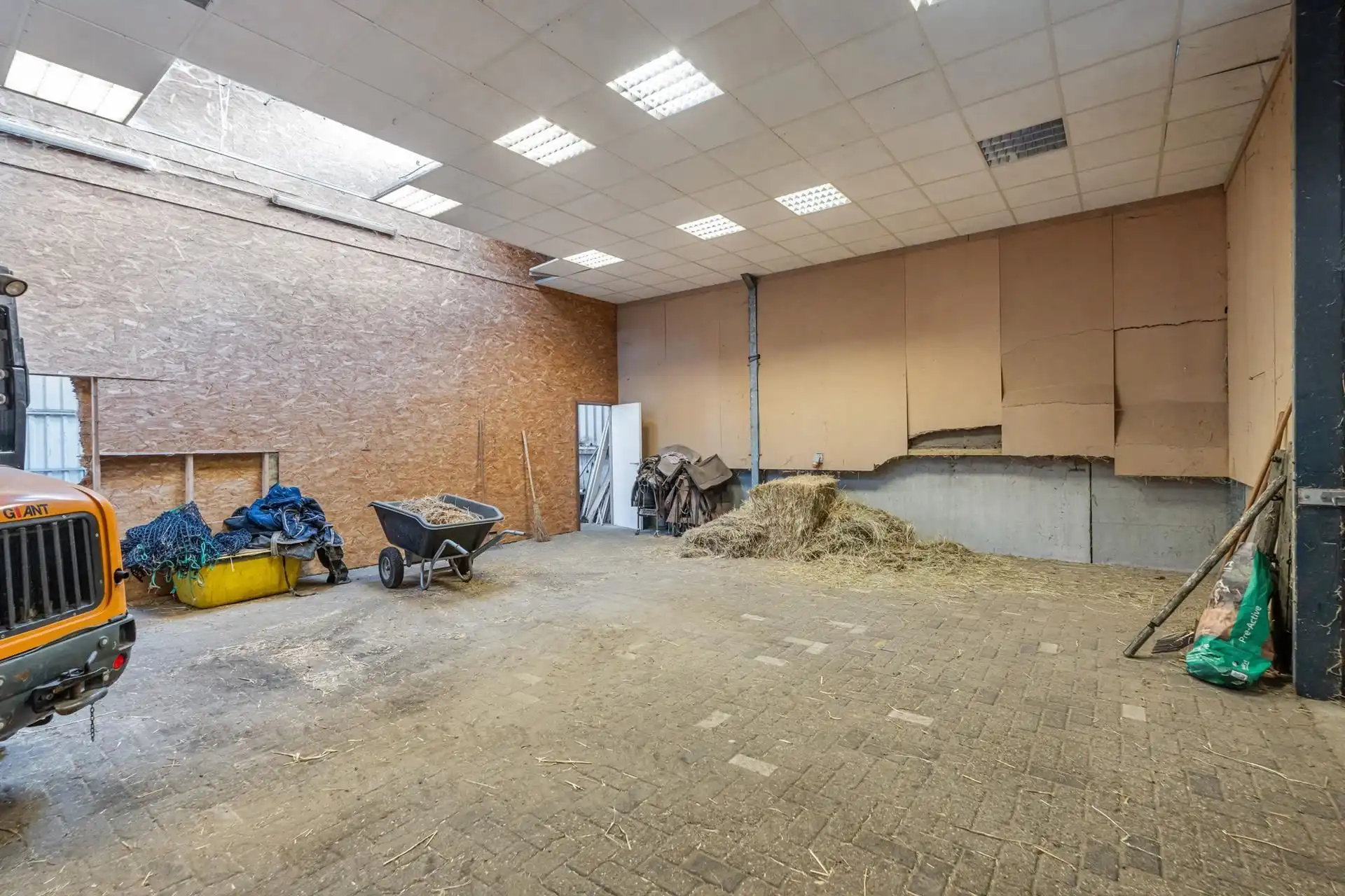 Landelijke hoeve met stallingen en potentieel. foto 36
