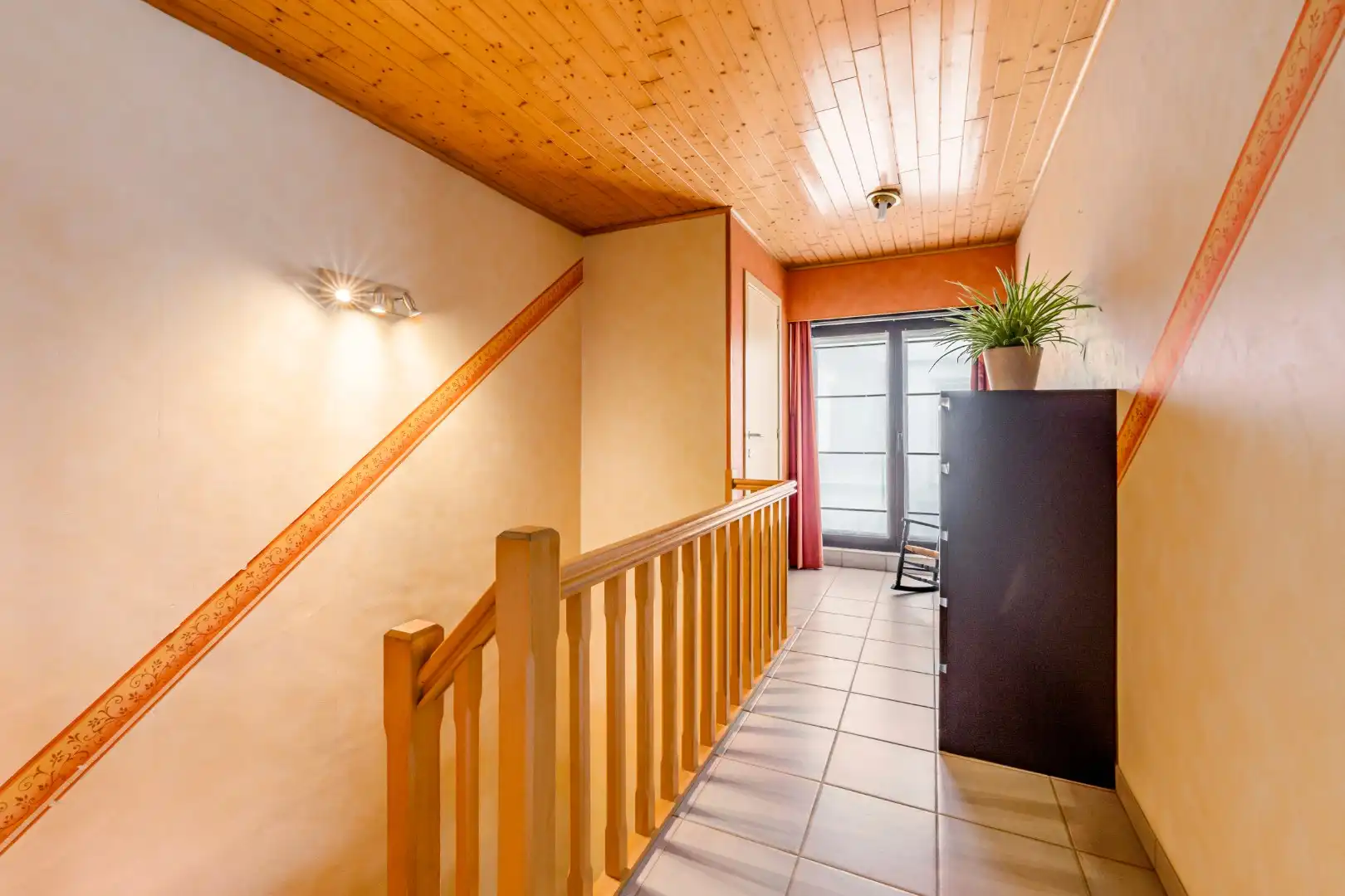 Wonen en werken combineren op toplocatie te Ichtegem - handelswoning met ruime woonst, tuin en garage foto 12