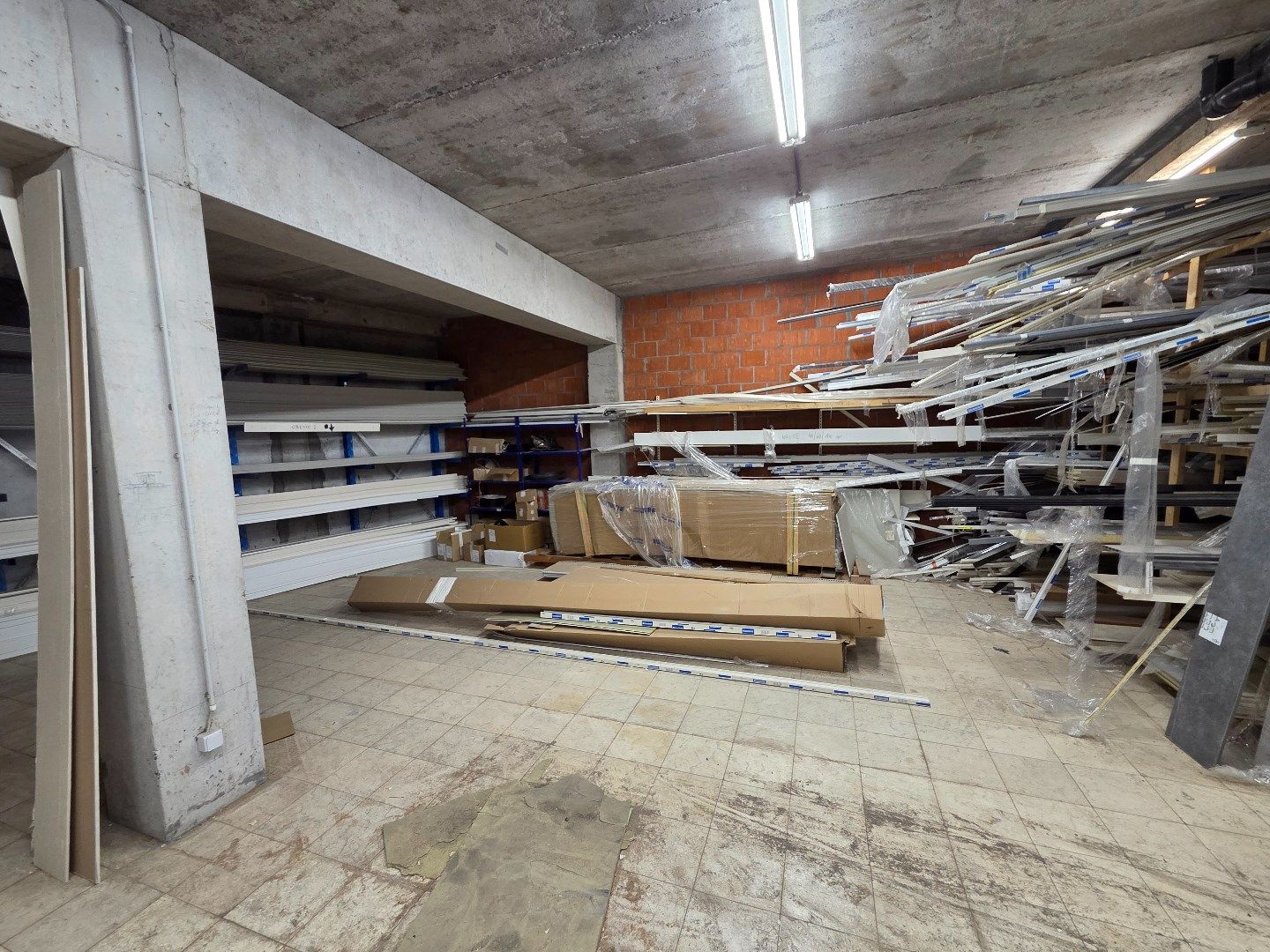Magazijn van 220m² op commercieel centrum Pottelberg foto 6
