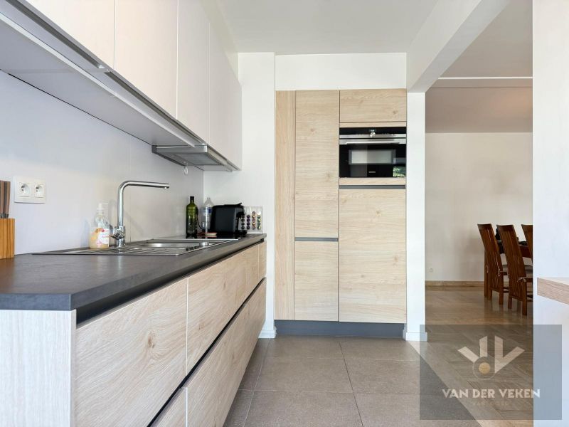 Stijlvol appartement met riant terras en 2 SLPK in hartje Hasselt foto 2