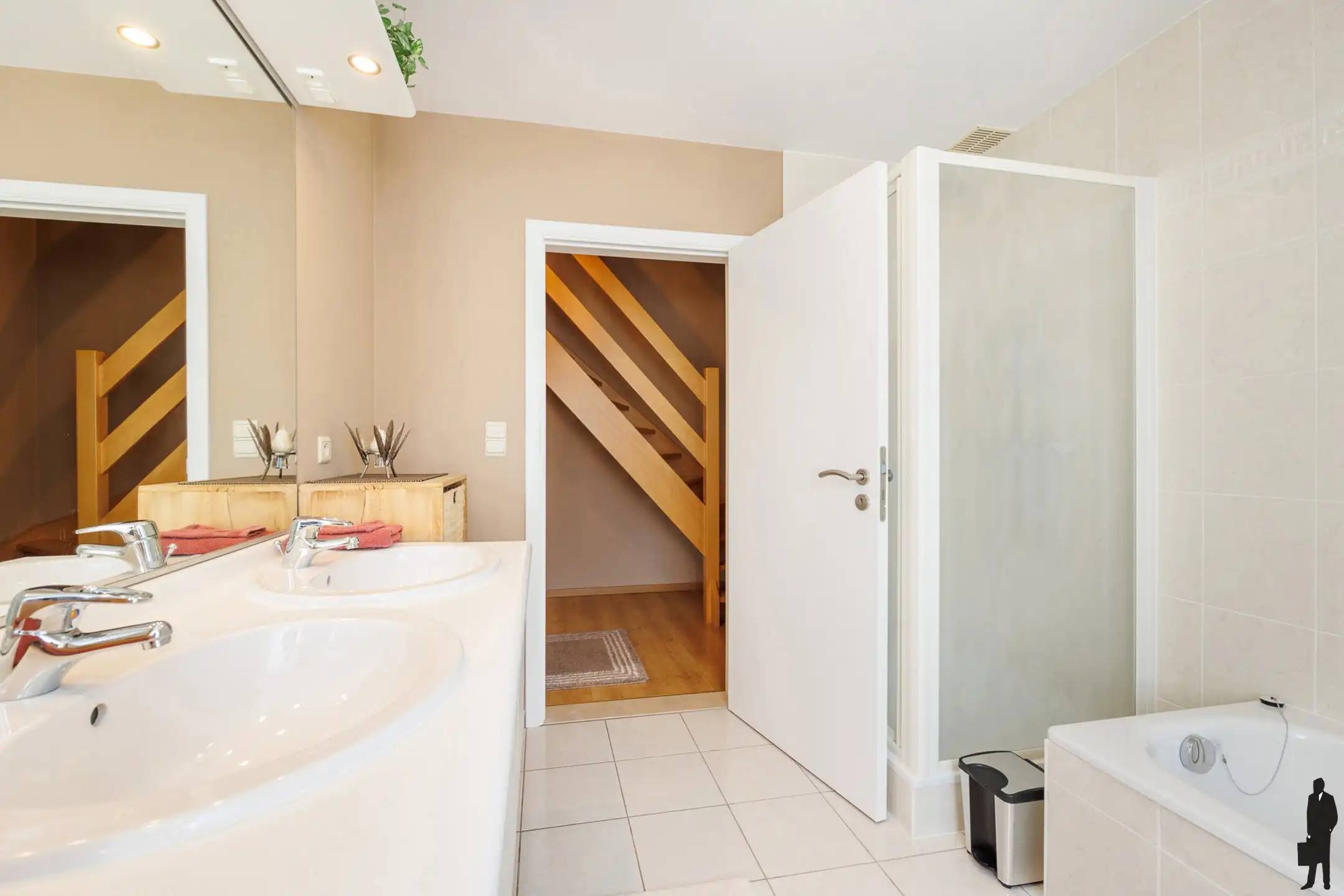 Charmante gezinswoning met 4 slpk in rustige woonwijk foto 13