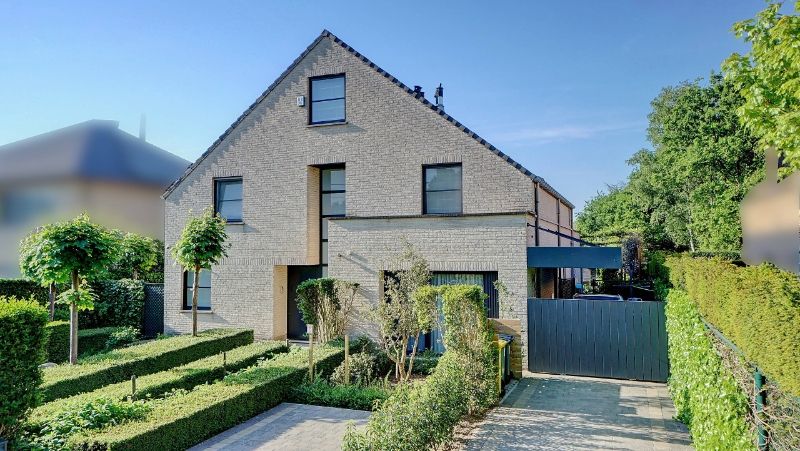 Zeer rustig gelegen villa van 330m² op 8a45ca met prachtige zuidgerichte tuin foto {{pictureIndex}}