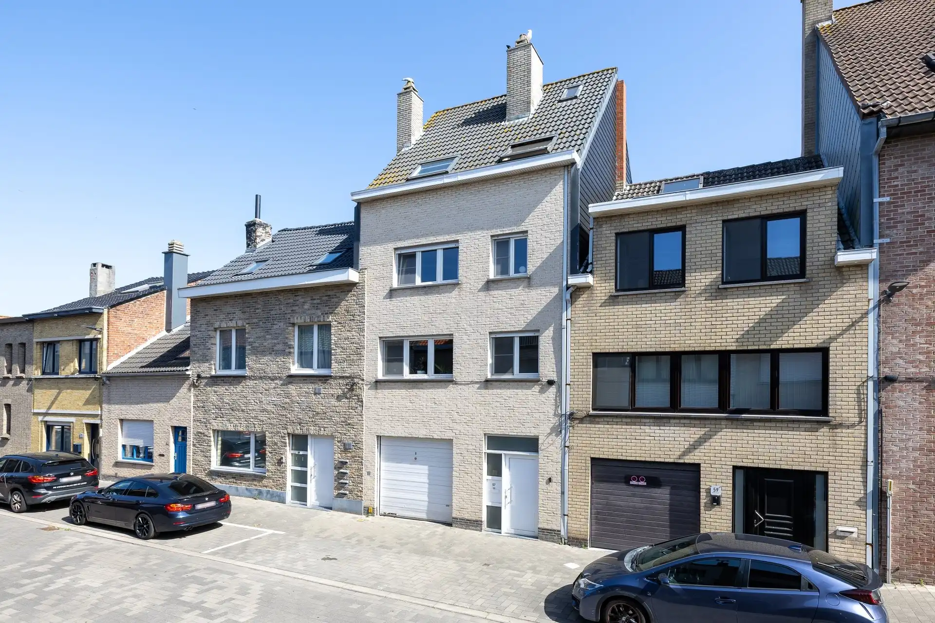 Ruime gezinswoning (225 m²) met 6 slaapkamers, garage en zonnige tuin in Oostende  foto {{pictureIndex}}