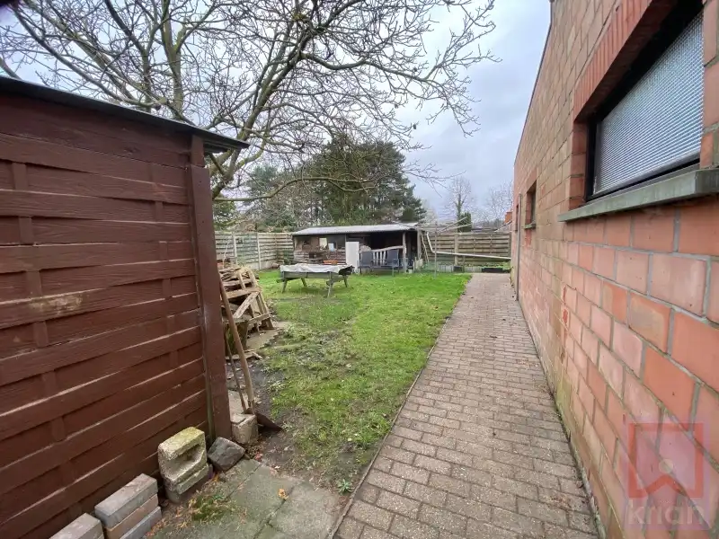 Ruime woning met tuin, 2 grote garages en kelder op grond groot 688m² foto 38