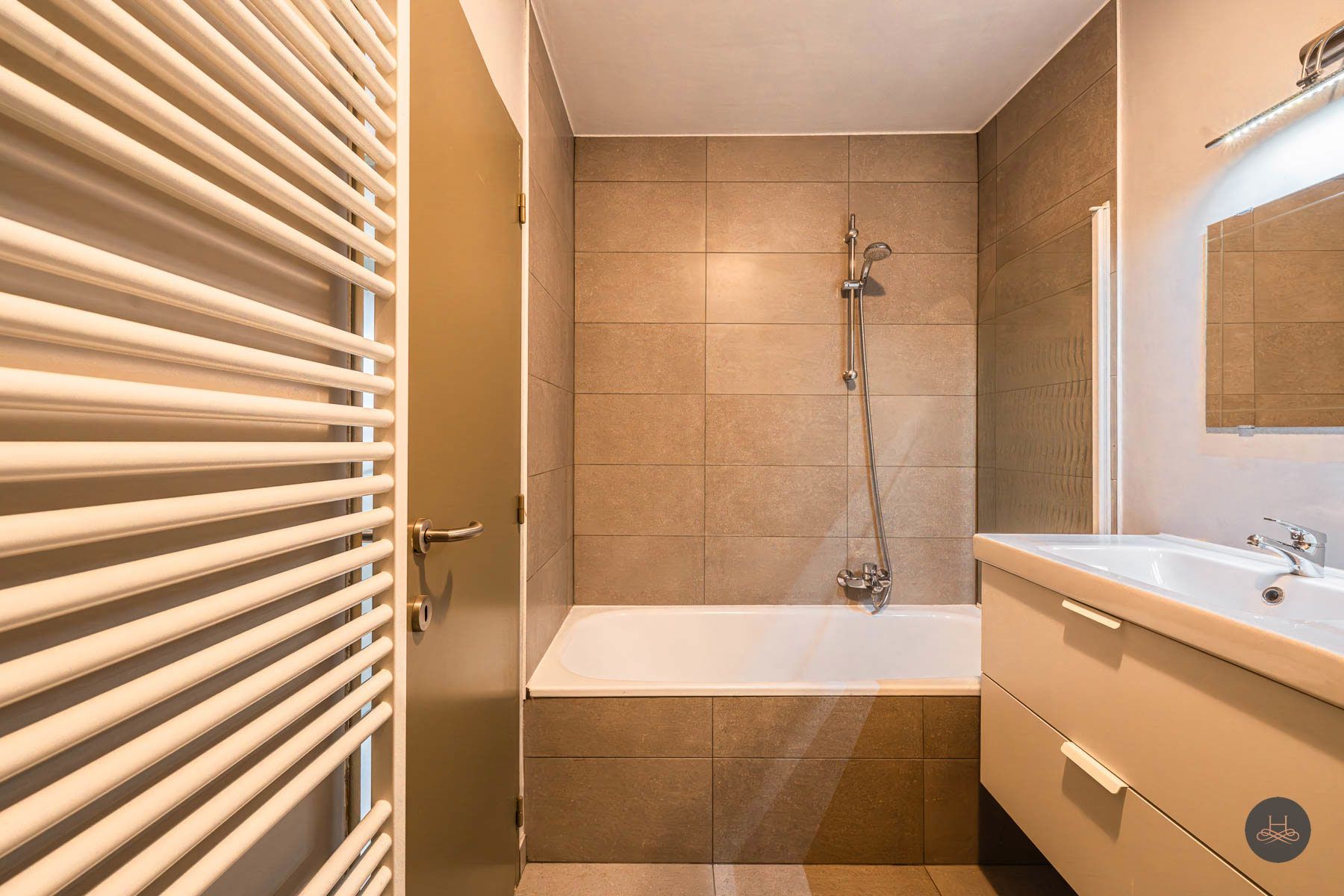 Vernieuwd 2 slaapkamer appartement met topligging foto 18