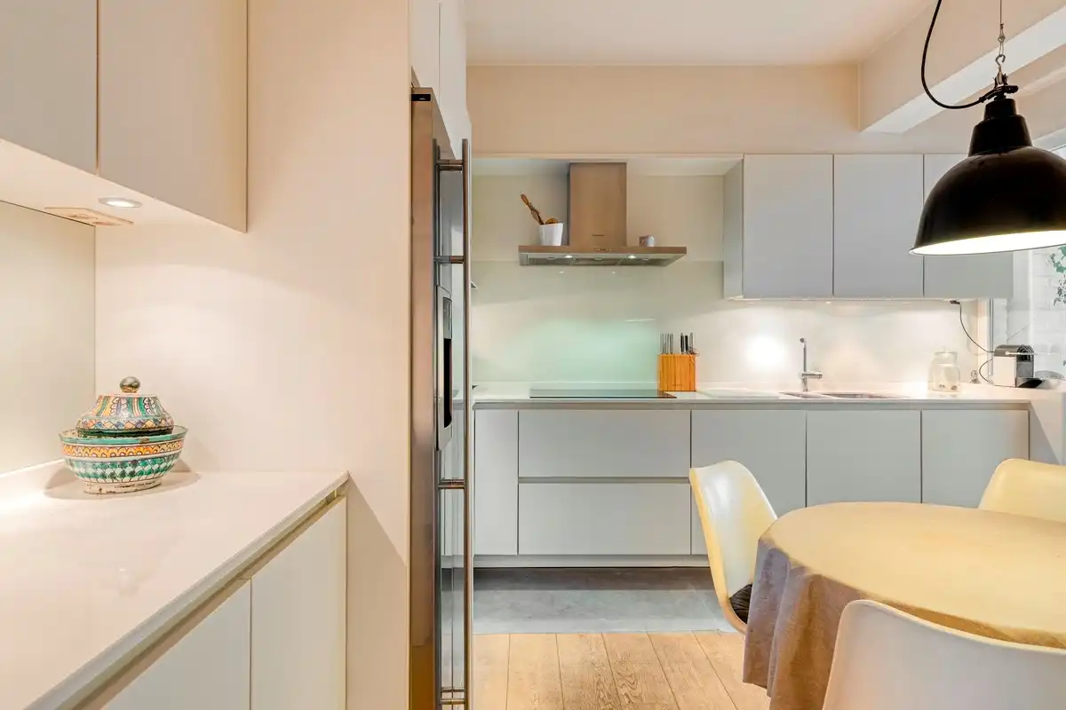 Statig en genereus mid-century appartement aan het Zuidpark met drie slaapkamers, overdekt terras en optionele grote autostandplaats. foto 9