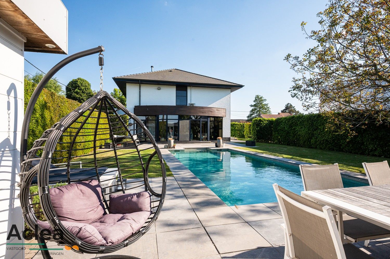 Moderne instapklare villa met zwembad en poolhouse foto 35
