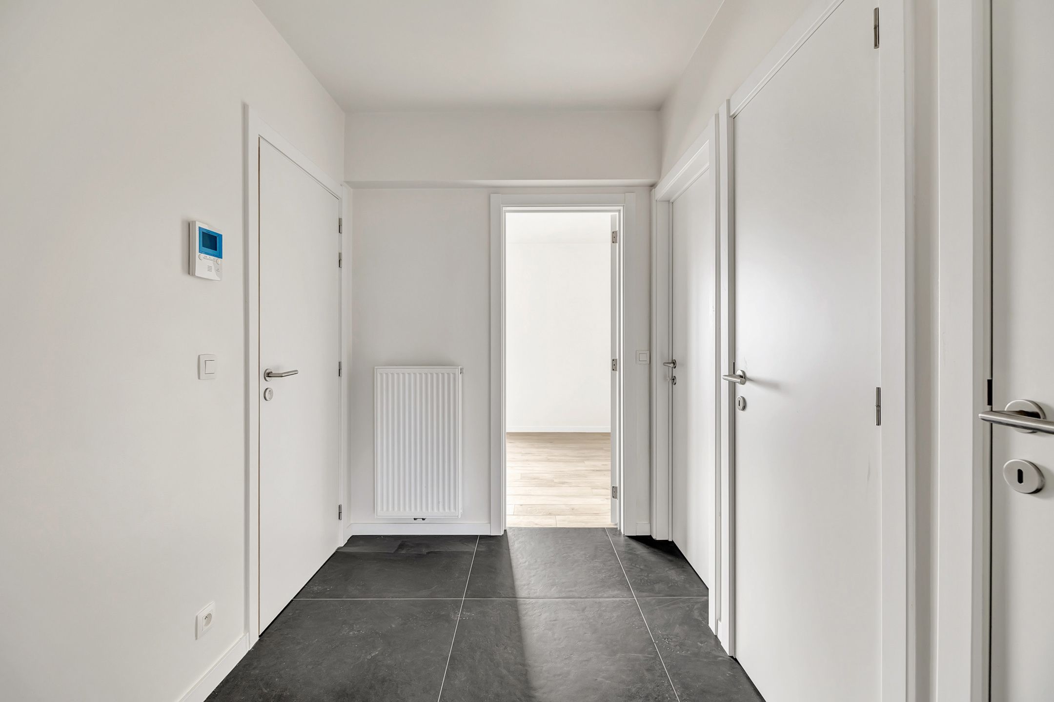 Totaal gerenoveerd appartement met 2 slpks en garage foto 2