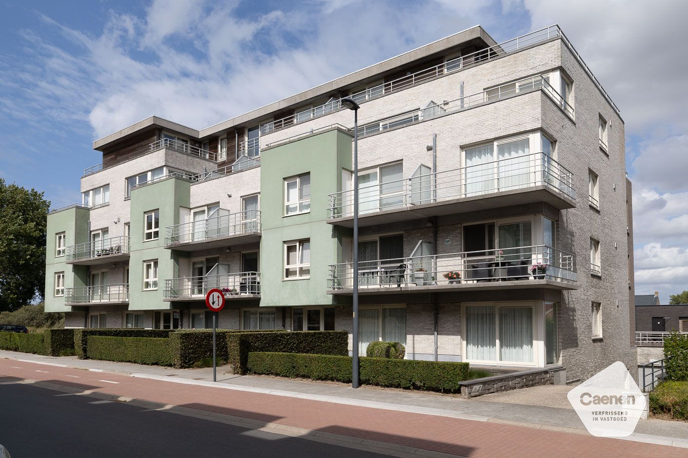 🌊 Te koop: Gelijkvloers appartement met 2 slaapkamers + slaaphoek met uitzonderlijk groot terras – vlak bij zee! foto 16