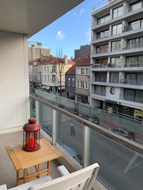 Ongemeubeld tweeslaapkamer-appartement op de tweede verdieping foto 2