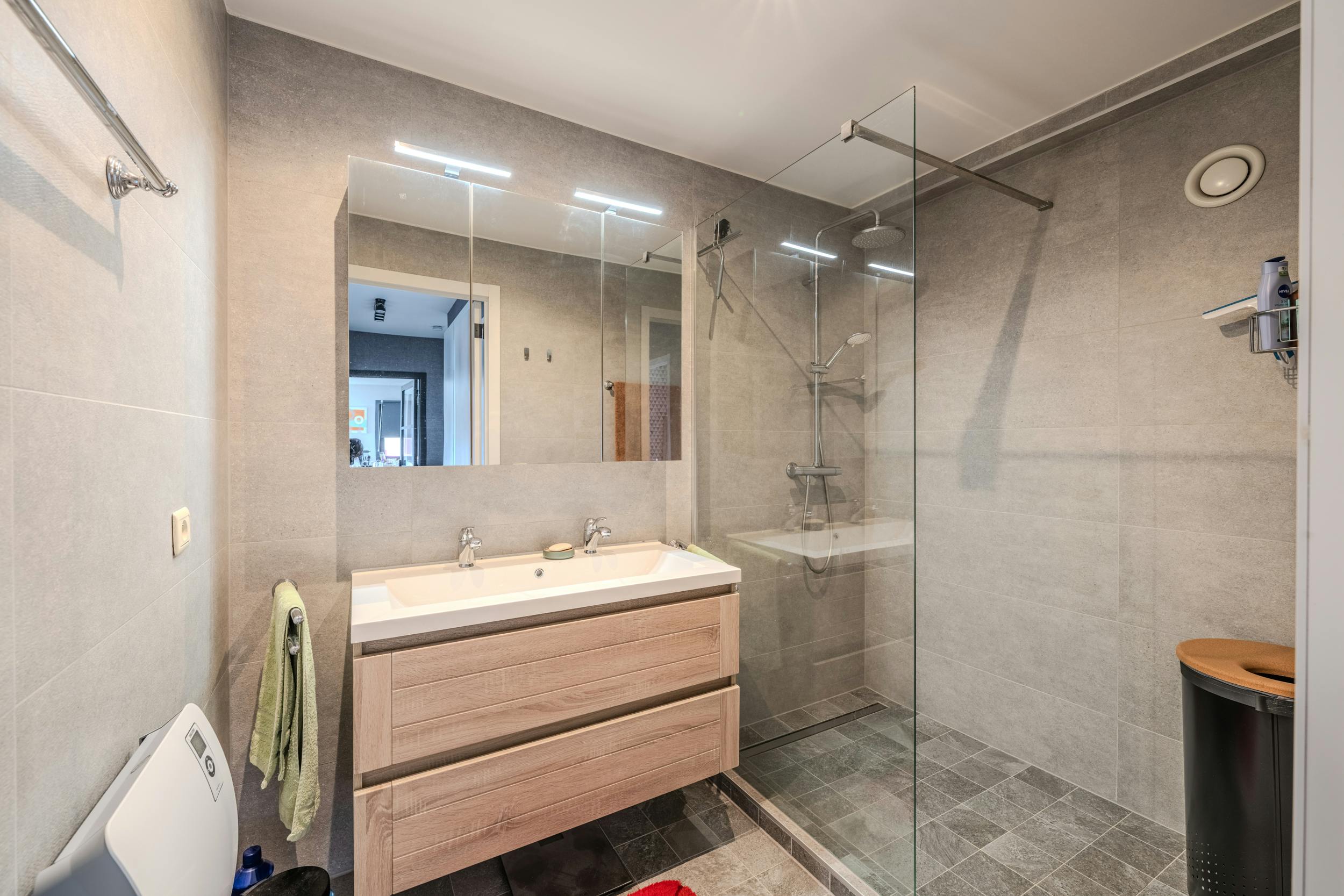 Lichtrijk hoekappartement met 2 slaapkamers en terras foto 6