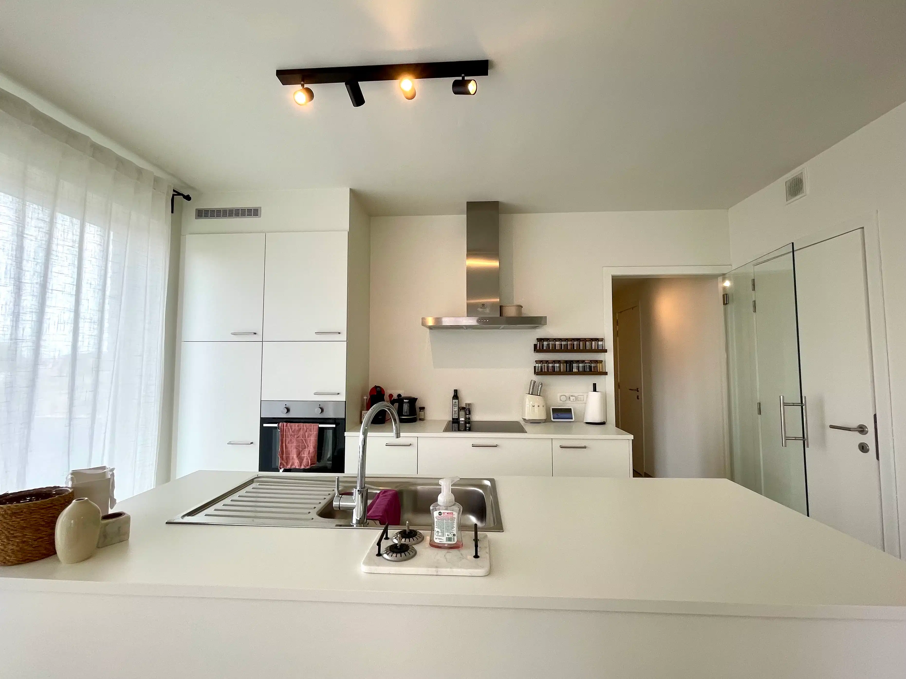 Nieuwbouwappartement met 1 slaapkamer, ruim terras en garage foto 12