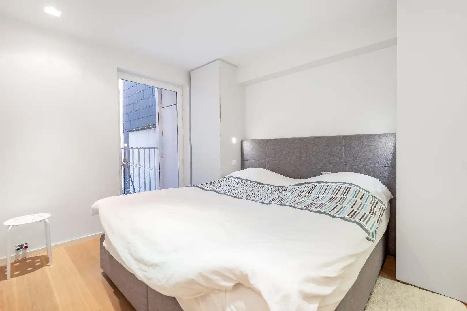 Smaakvol gerenoveerd appartement met mooie gevelbreedte centraal gelegen op de Lippenslaan. foto 8