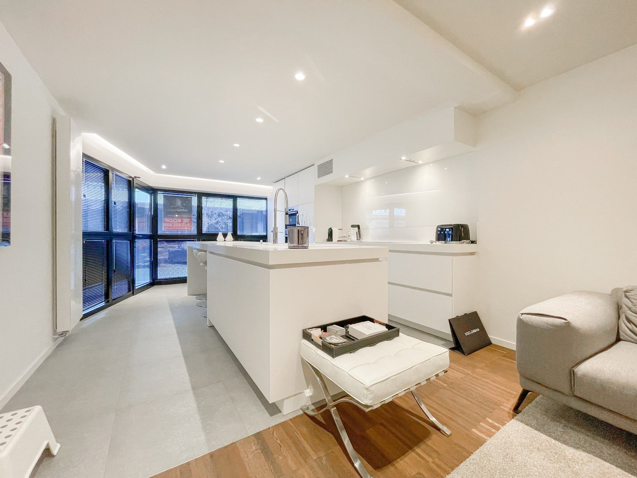 Stijlvol, instapklaar appartement met een ruim terras gelegen aan het Lichttorenplein op enkele passen van de zee. foto 2