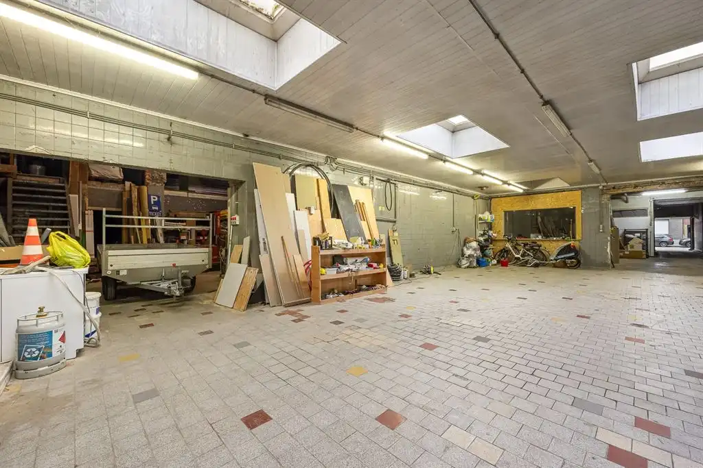 Magazijn met woning foto 8