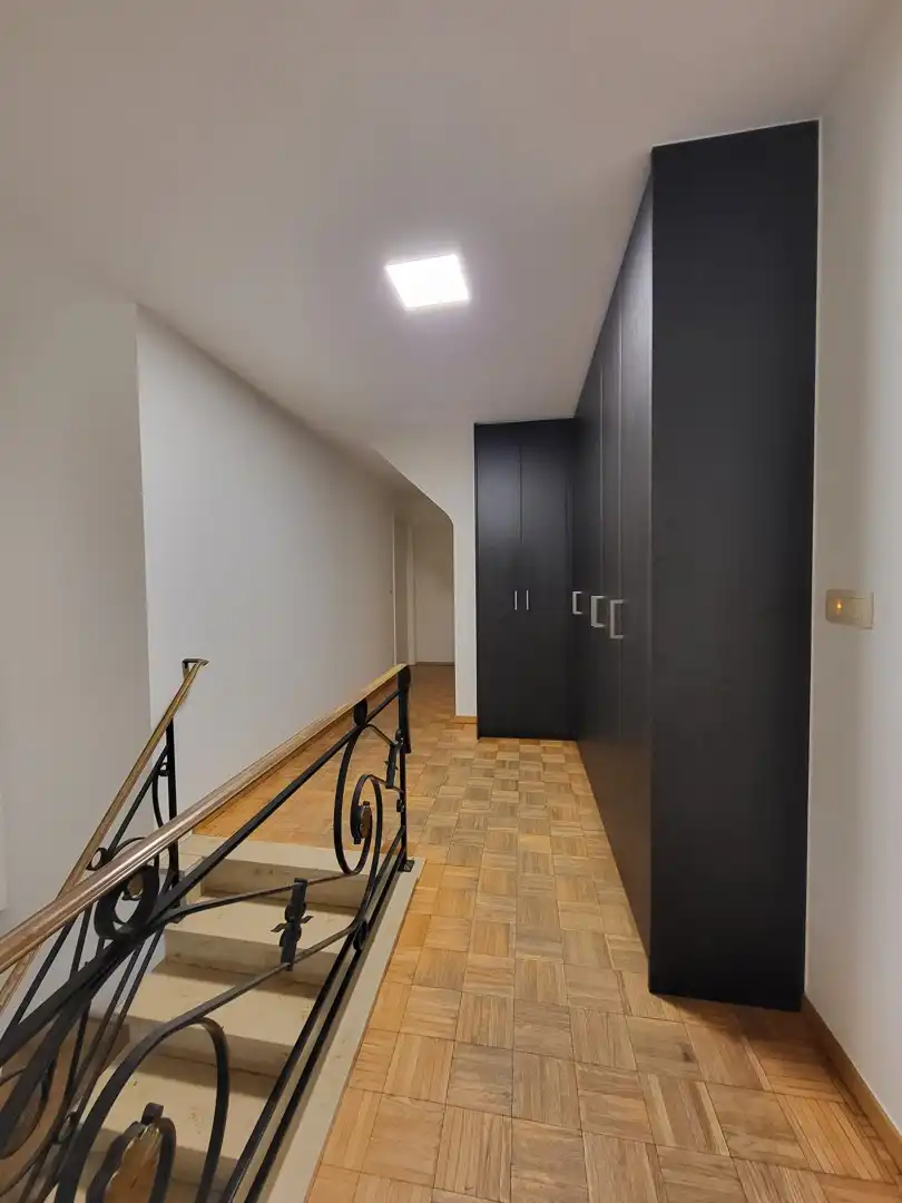 Exclusief wonen & ondernemen: imposante villa met volwaardige praktijk en aparte toegang op commerciële topligging, een perceel van 1.139 m² en met maar liefst 532 m² bewoonbare oppervlakte. foto 18